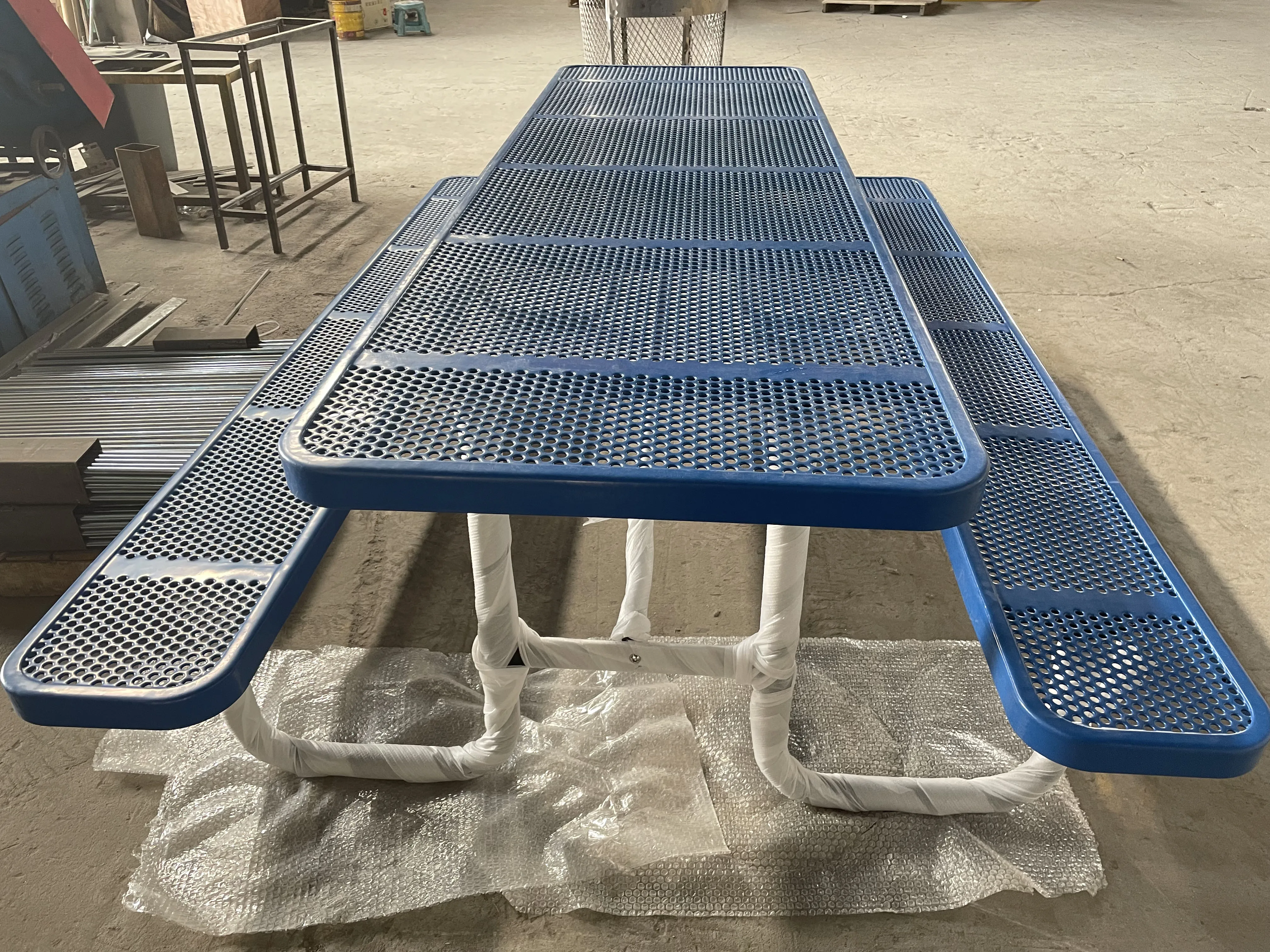 Outdoor Furniture Portable Expanded Metal Round Picnic Tables for Garden