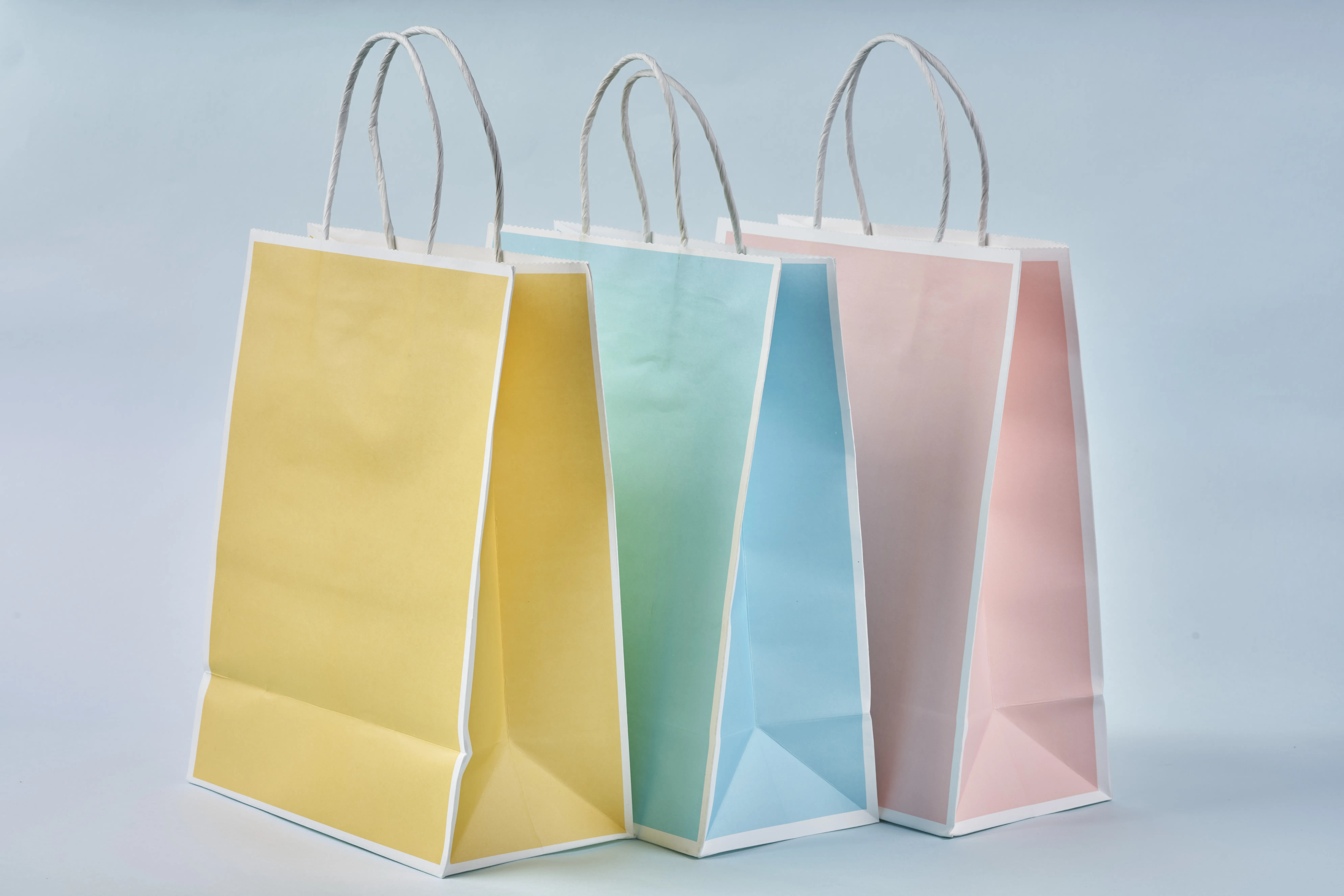 Wholesale 2022 Custom wholesale paper bag printing logo shopping gift kraft bag for jewelry packaging