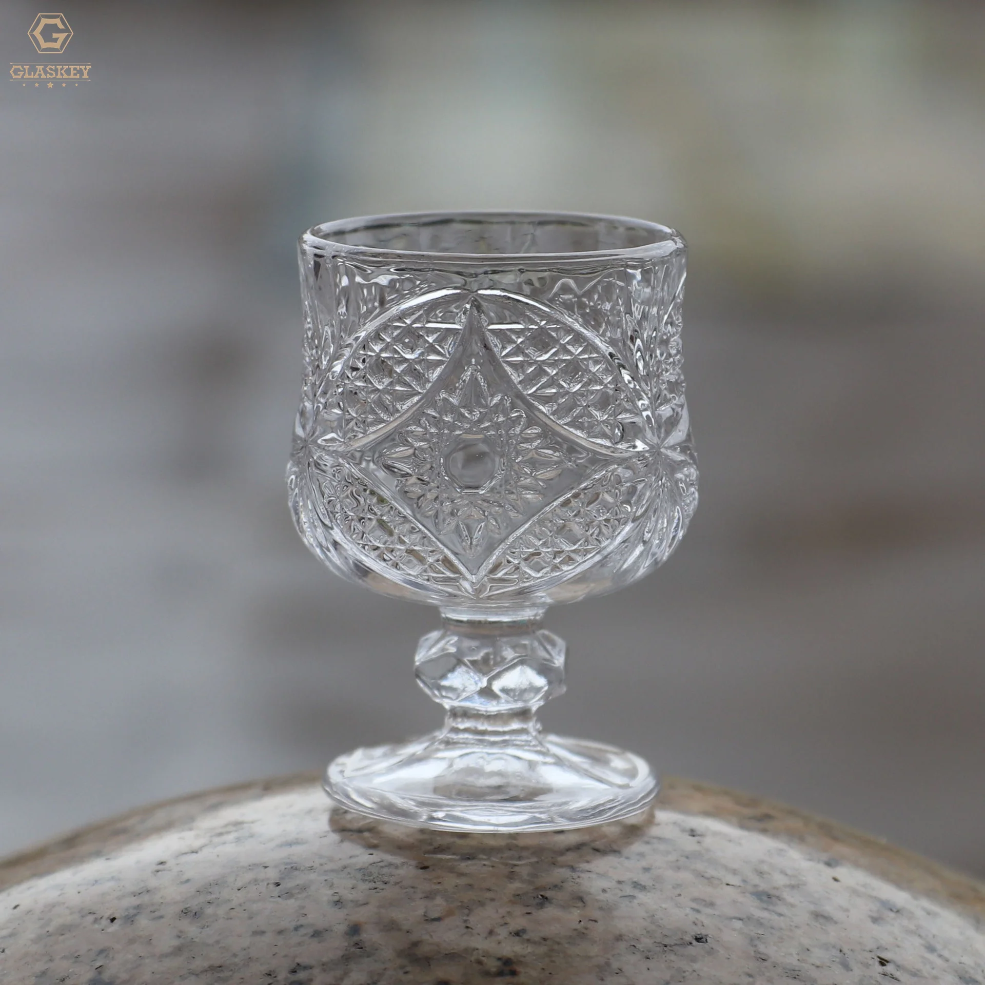 Embossed Engraved Glass Spirits Goblet Shochu Glass European Retro Small Wine Cup Shot Glass Wholesale