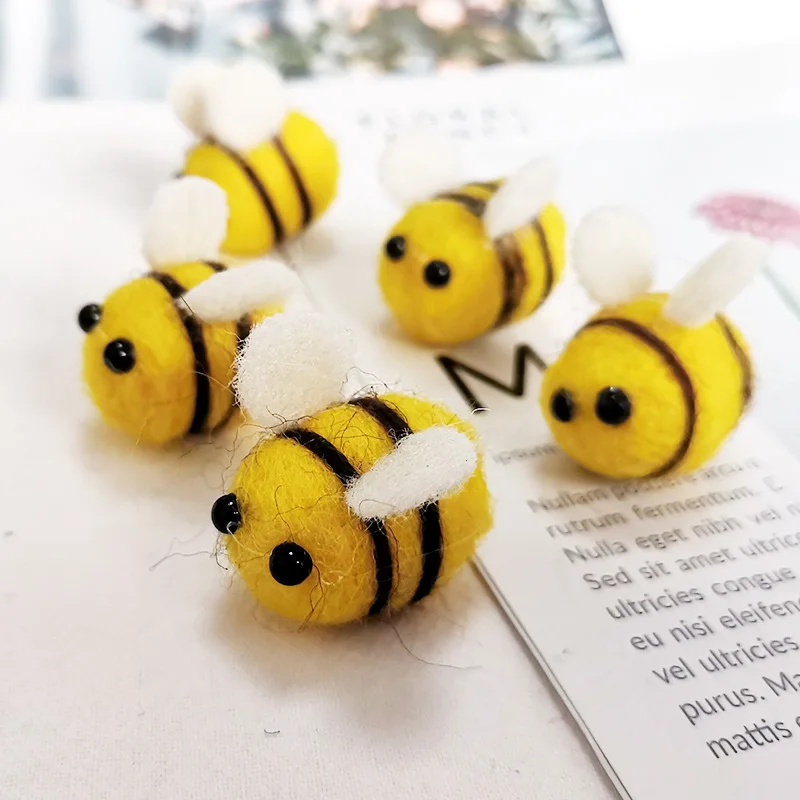 Christmas Decor Yellow Wool Felt Bee Ball Mini Cute Bumble Bee 30 Pcs Yellow Wool Felt Bee for Home Stage Birthday Parties