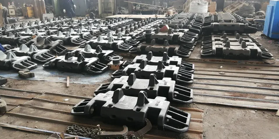 Customized Heavy Equipment Water Glass Sand Casting Steel Track Shoes For Crawler Crane Undercarriage Parts