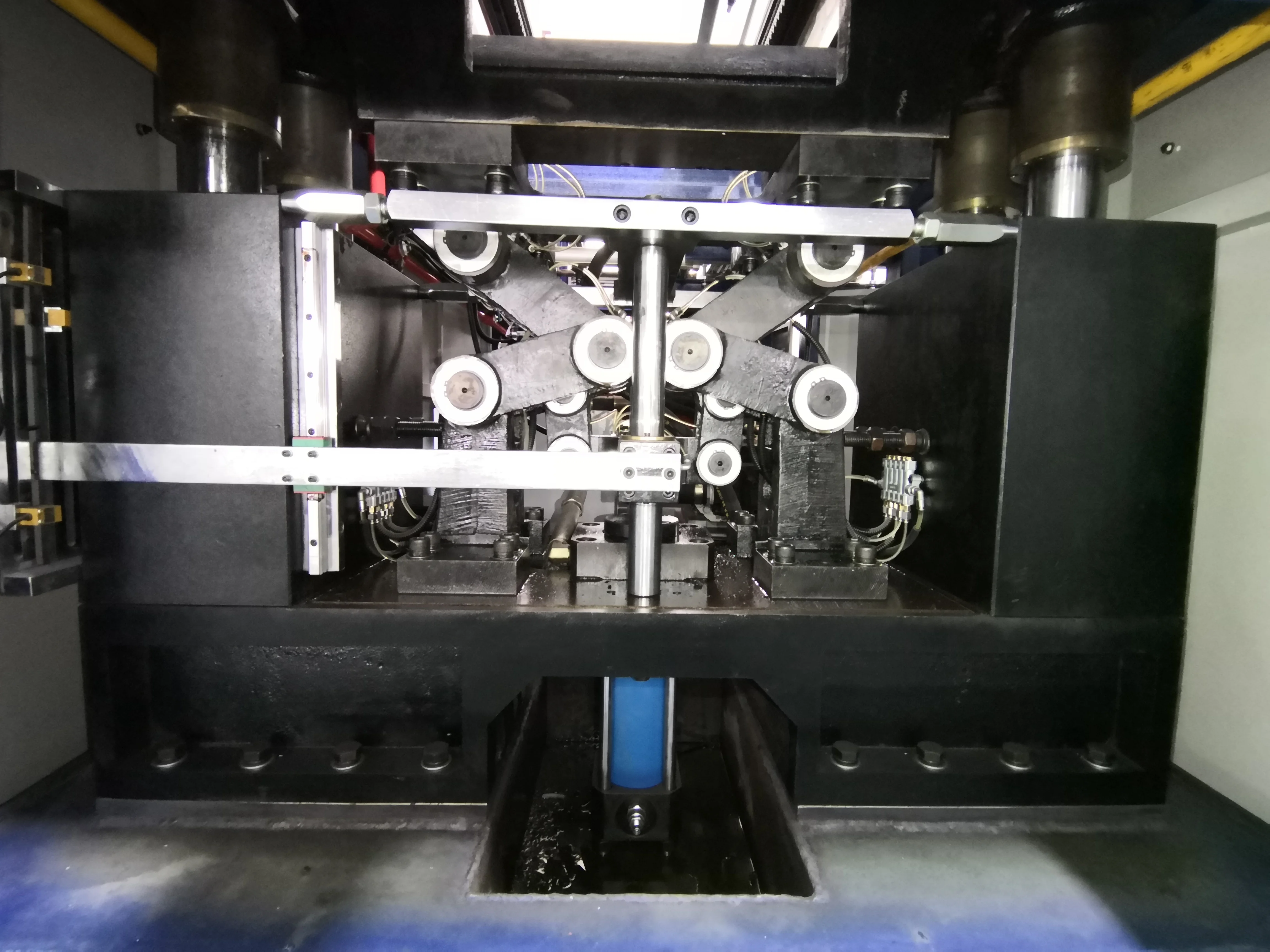 DB-750 High Speed full automatic equipment for making plastic lunch boxes and cups