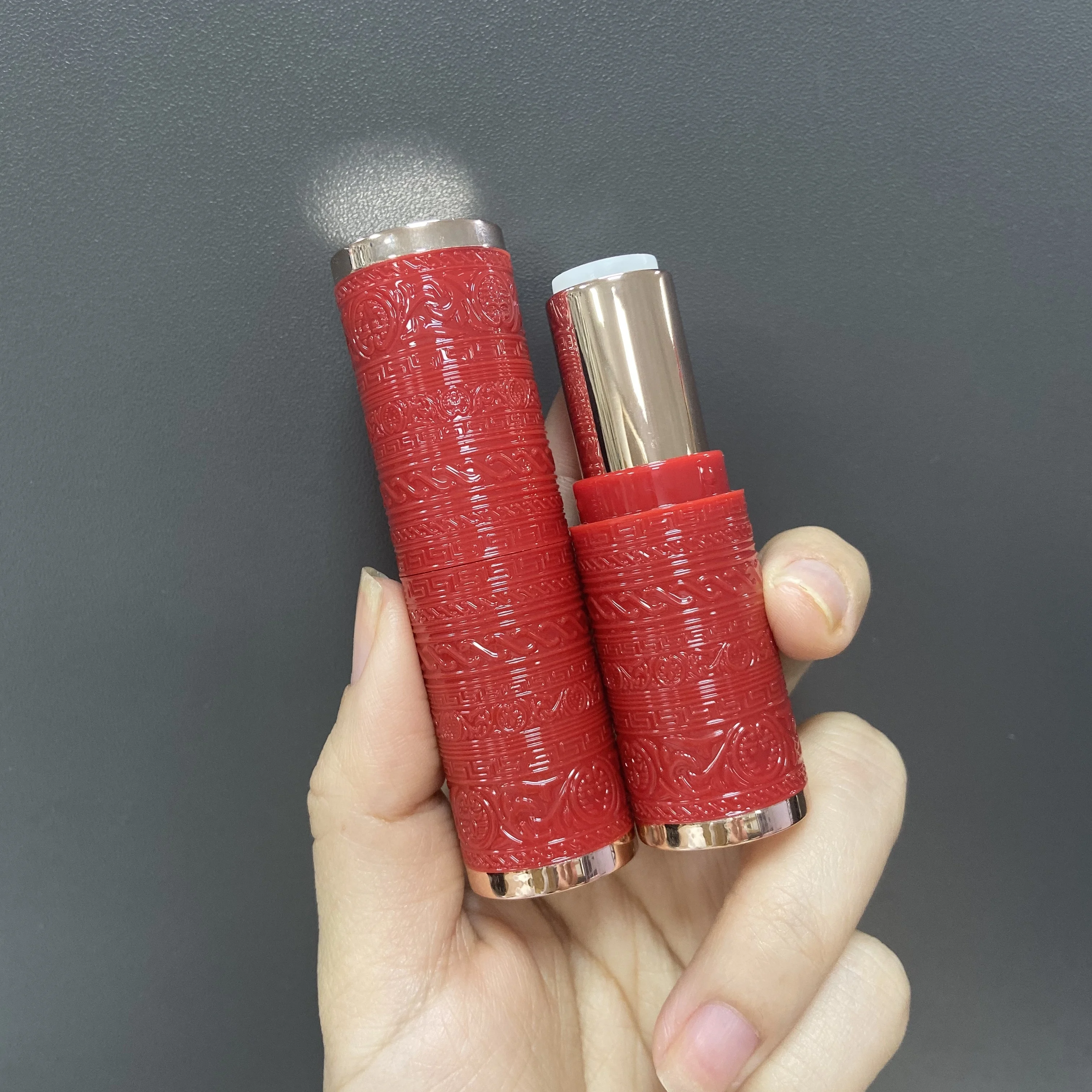 2022 cheap new luxury style delicate carving engraving empty lipstick tubes round uv red rose gold lipstick tube with 12.1mm cup