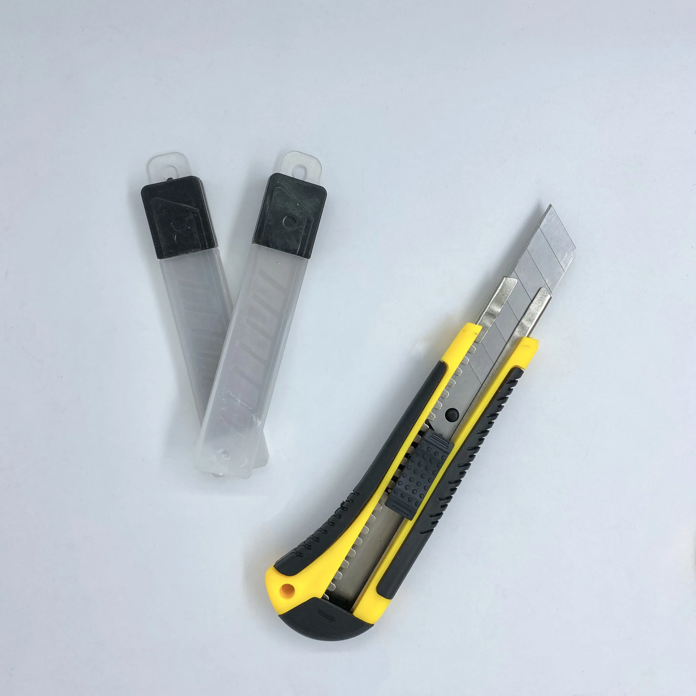 Low MOQ High Quality Retractable 18mm Utility Knife Set Plastic Handle Metal Blade Box Cutter Knife
