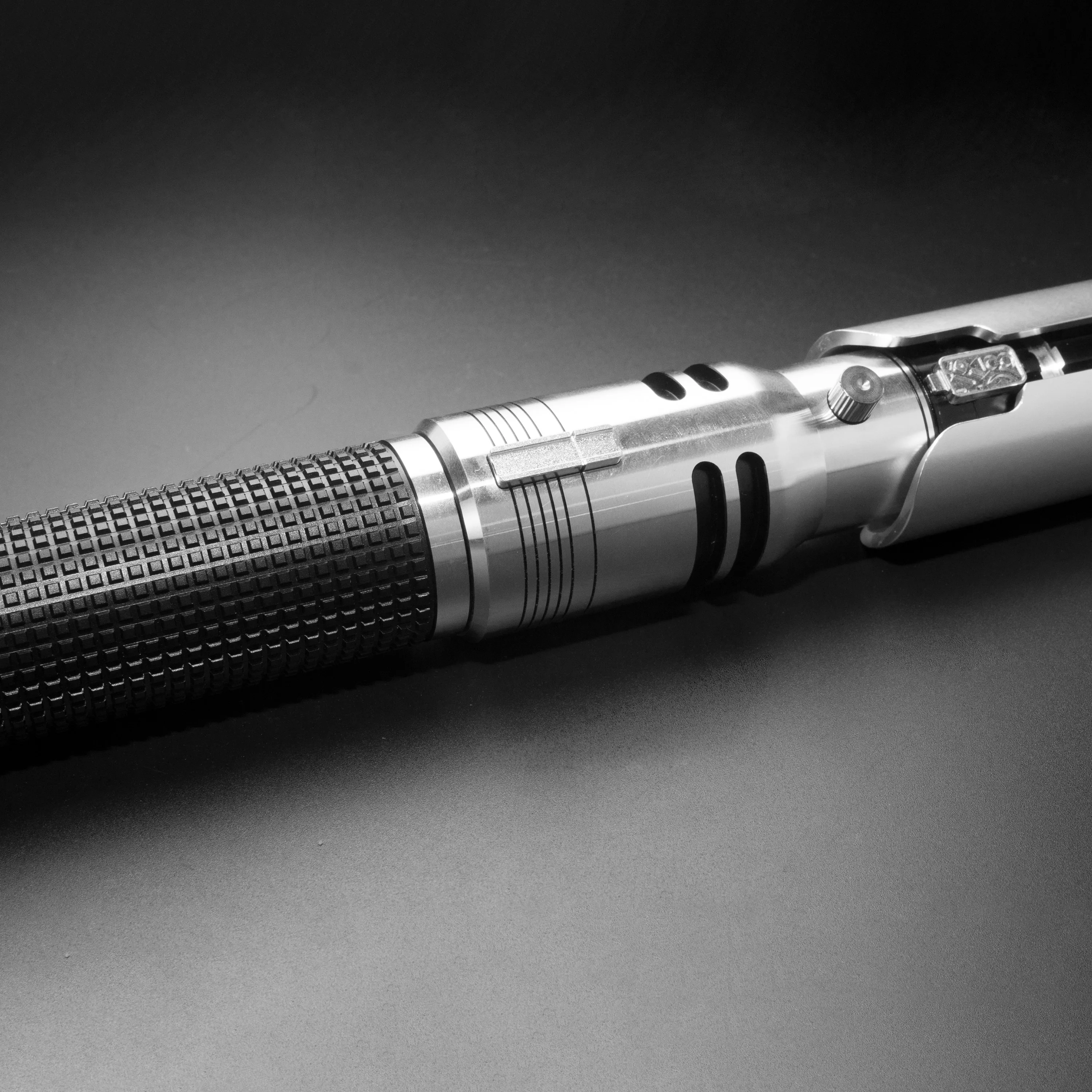 Лазерный меч XSaber оптовая продажа светодиодные светильники игрушки заказ на световой металлическая ручка для дуэлей