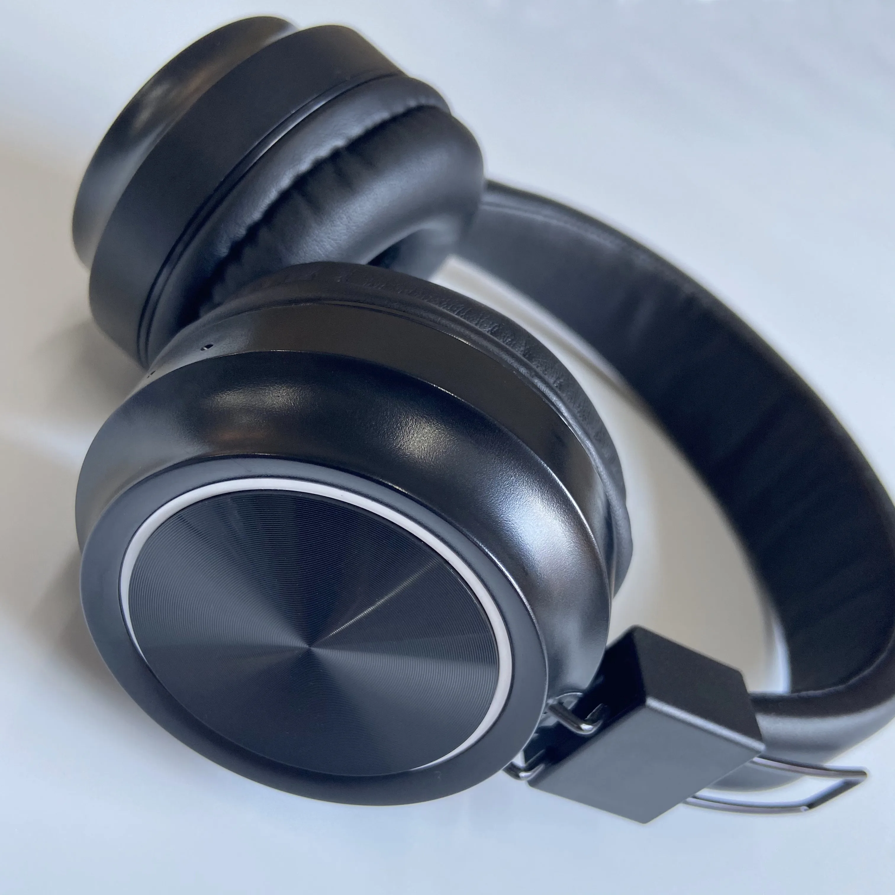 Беспроводные наушники регулируемые Hi-Fi стерео складные со встроенным микрофоном и регулировкой