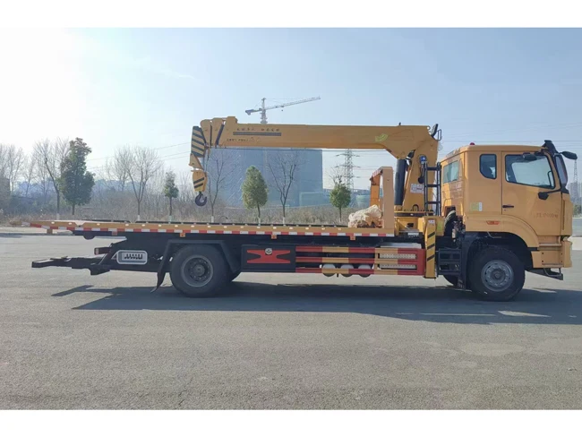 Customized HOWO 4x2 6 Meters Tow Trucks Wrecker Truck with 8 Tons Crane for Car Accidents