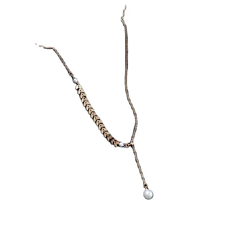 Ladies with Japanese and Korean asymmetrical leaf shaped necklaces, versatile pearl street trendy women with collarbone chains