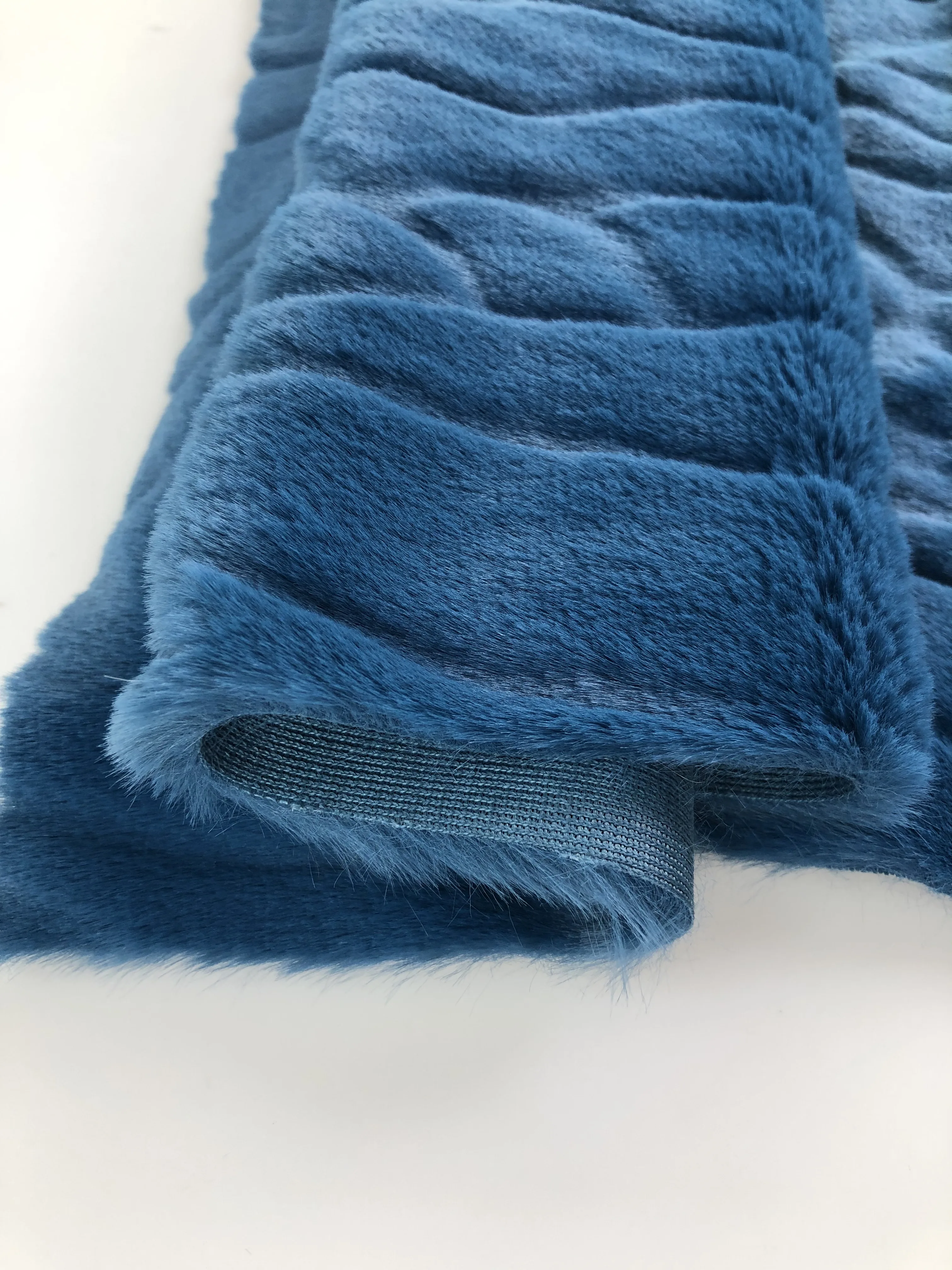 Luxurious EMBO Rabbit Faux Fur Fabric Soft Comfortable Minky Fur for Blanket/Carpet/Coat