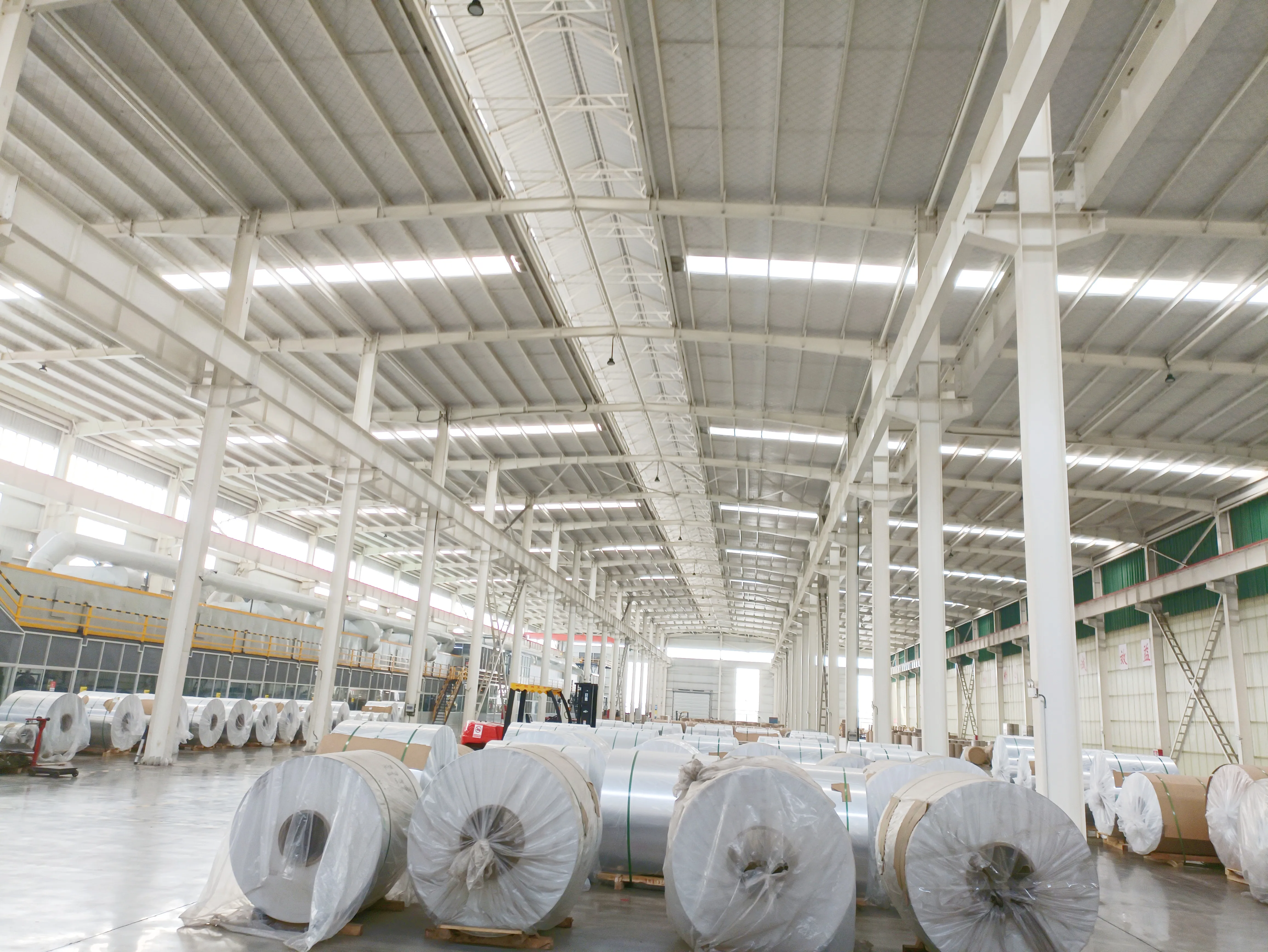 Цветной алюминиевый листовой металлический рулон, цены, предварительно окрашенные алюминиевые рулоны для отделки, алюминиевые рулоны шириной 15 дюймов, алюминиевые водосточные катушки