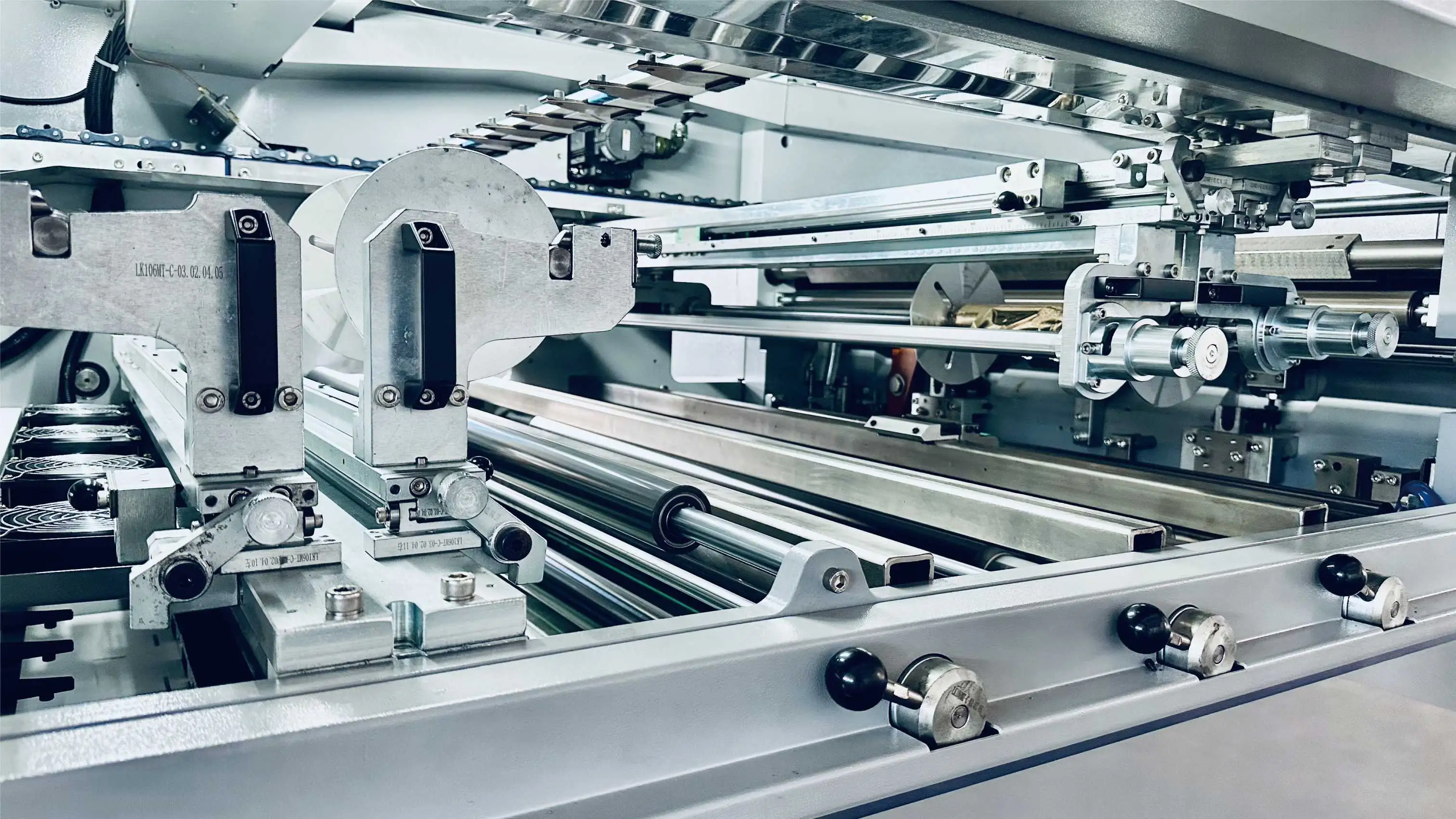 LK106MT B series automatic board hot foil stamping and die cutting machine