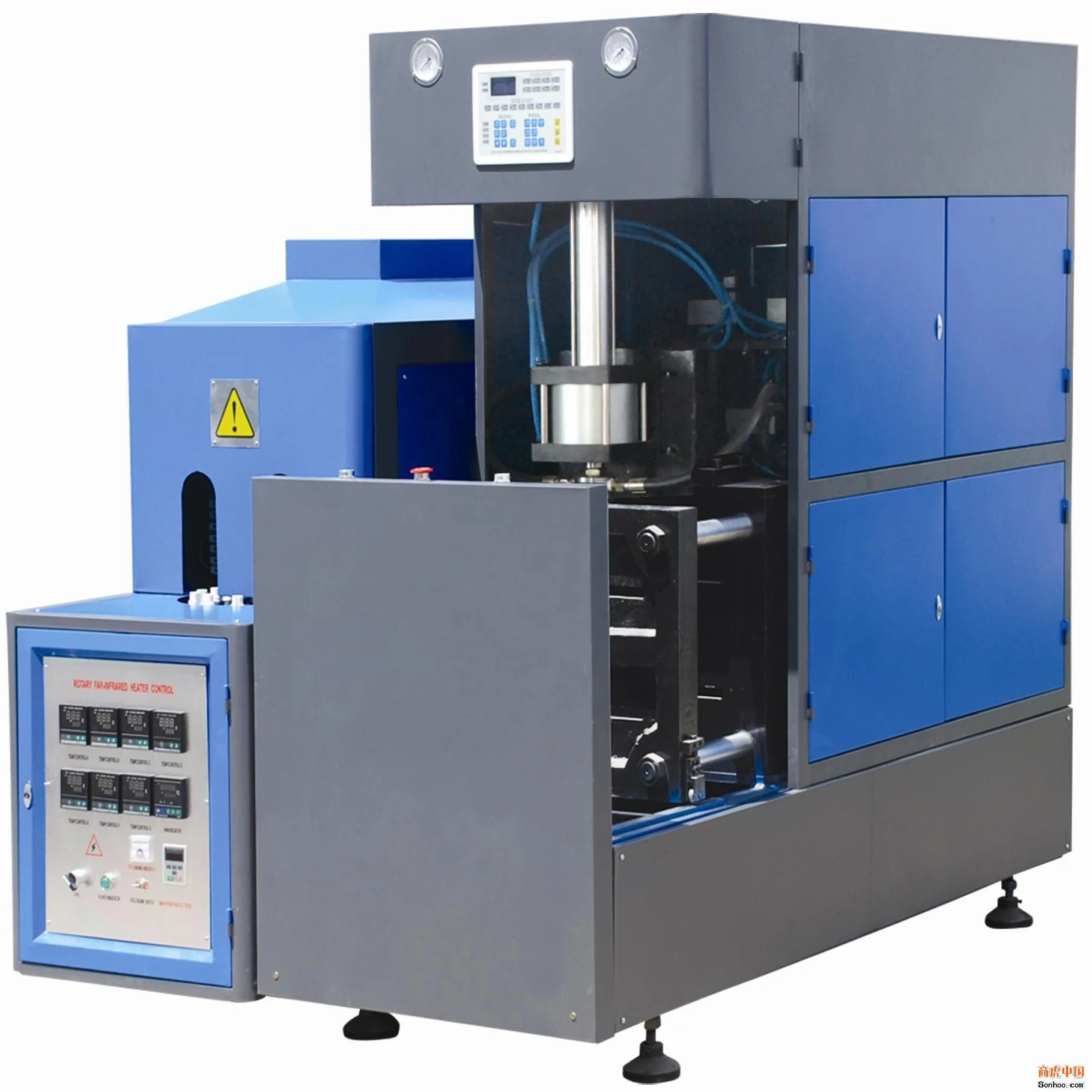 Plastic bottle blow molding machine