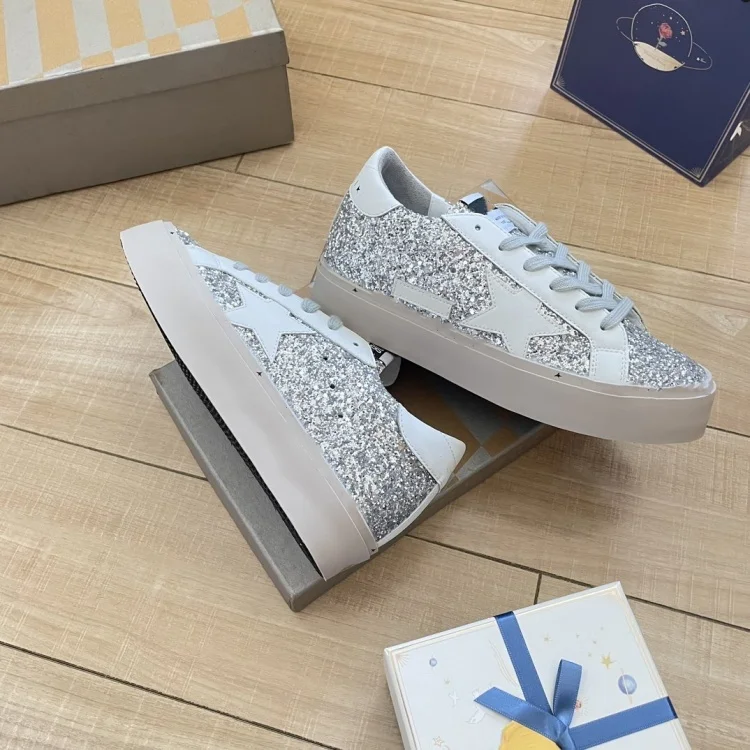 Модная повседневная обувь из поливинилхлорида для ходьбы роскошная Gjba Уличная на толстой подошве новый стиль женщин