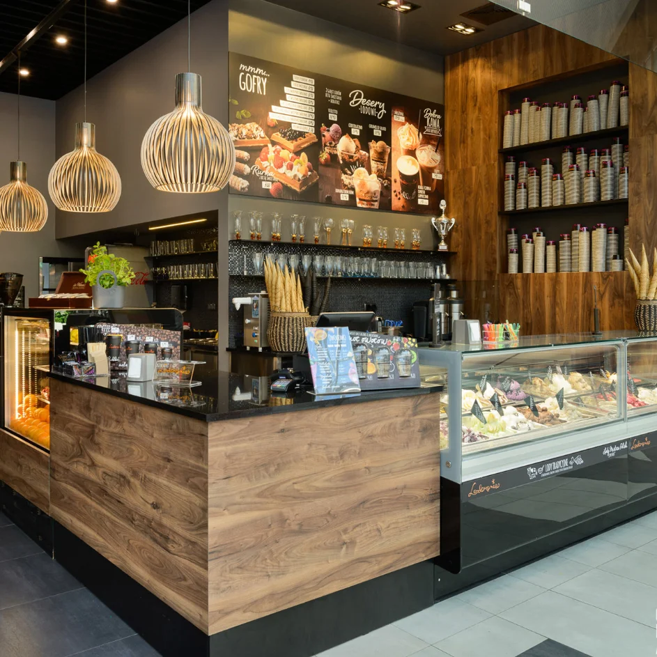 Стол и стулья для кафе