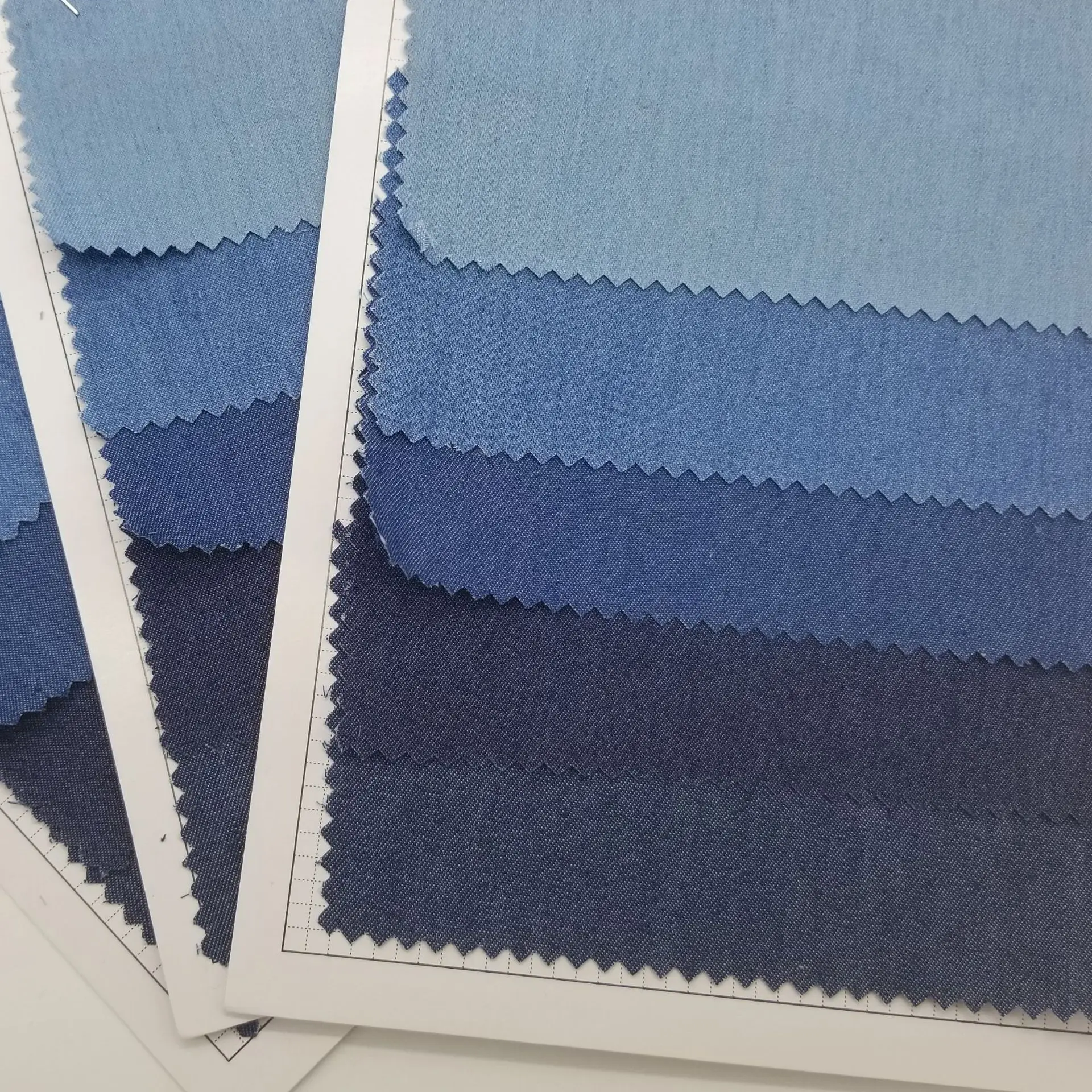  Готовая готовая тонкая Потертая джинсовая ткань 4 унции Полиэстеровая хлопковая ширина 145 см пряжа 32 * 100D используется для летней рубашки платьев брюк