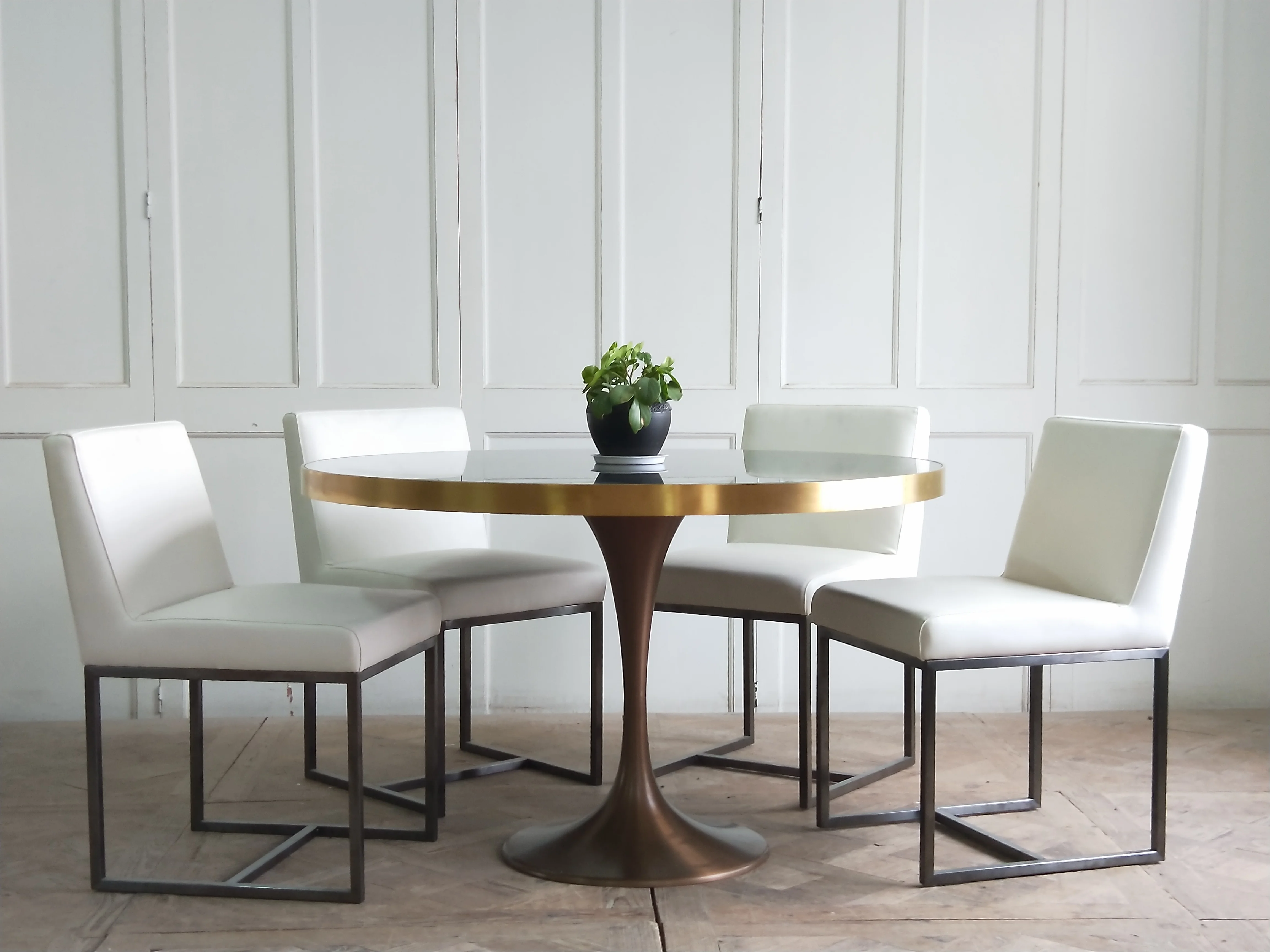 Набор обеденного стола с мраморным верхом и металлической основой для ресторана