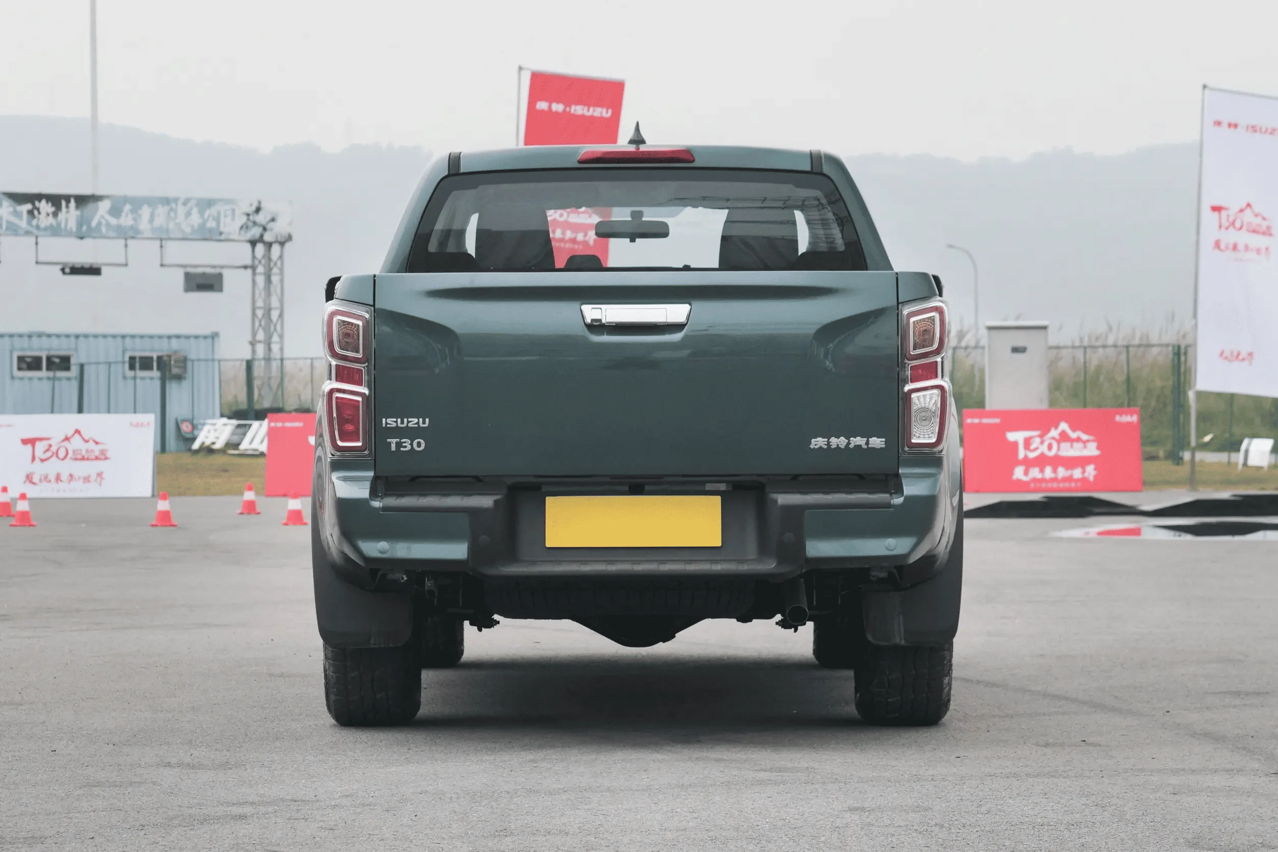 Japanese Isuzu Explorer T30 Pick Up Truck 5 Seats Automatic 4x4 Truck 4wd Diesel 3.0T Pickup with Double Cabin