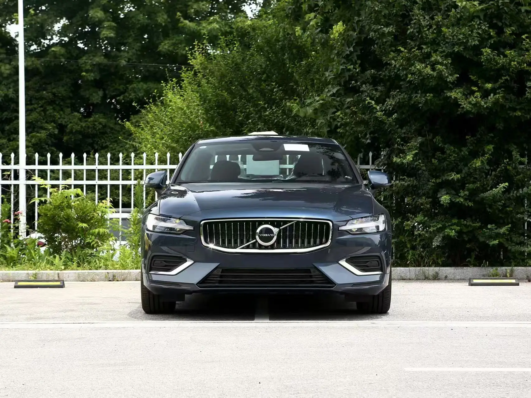 2024 Volv-o S60 Подержанный автомобиль панорамный люк на крыше автоматическая коробка передач с турбодвигателем кожаные сиденья FWD привод электрические шины R17 оптом