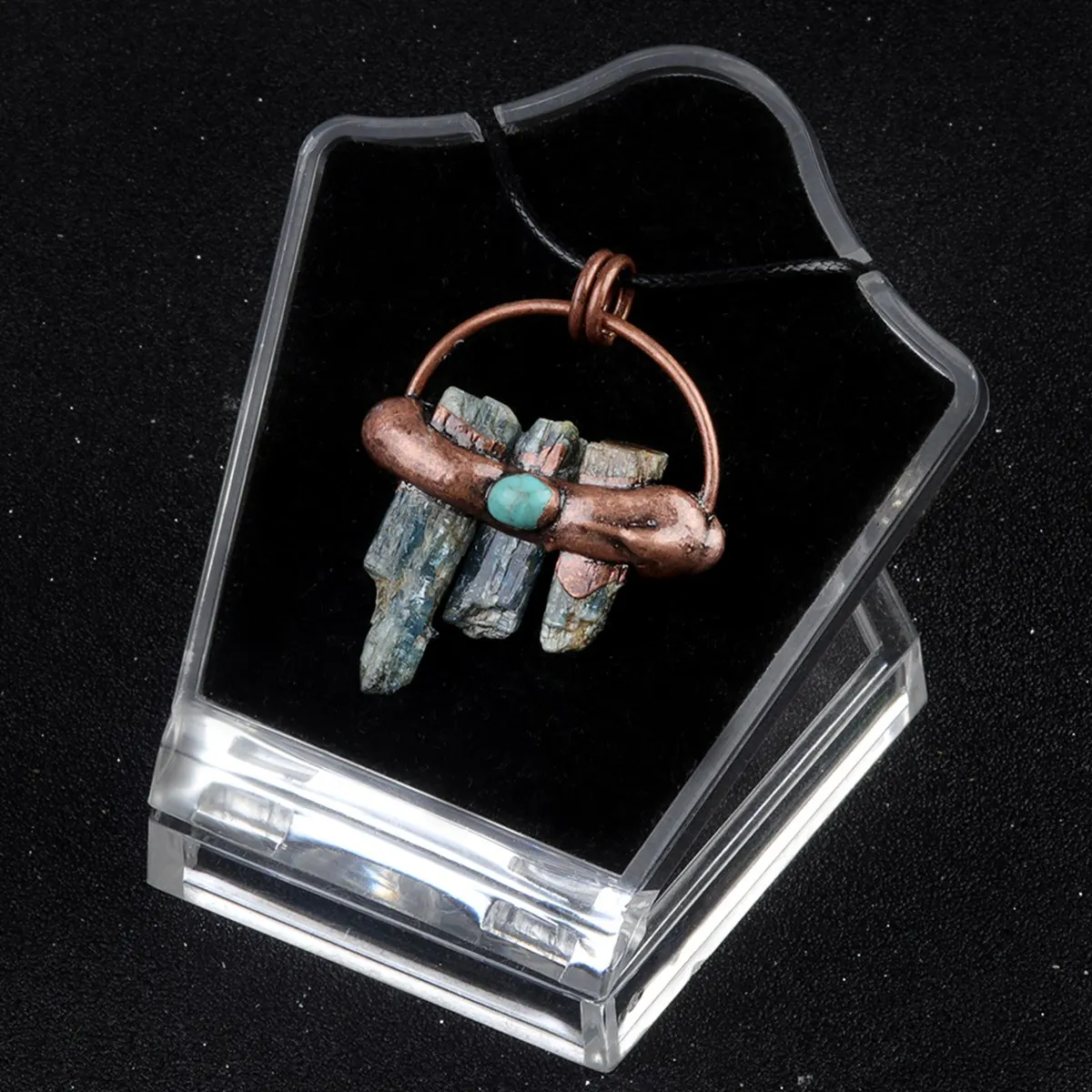 Wholesale Retro Pendant with Natural Blue Apatite and Original Brass Top Ring Metal Jewelry Necklace for Wedding Gifts