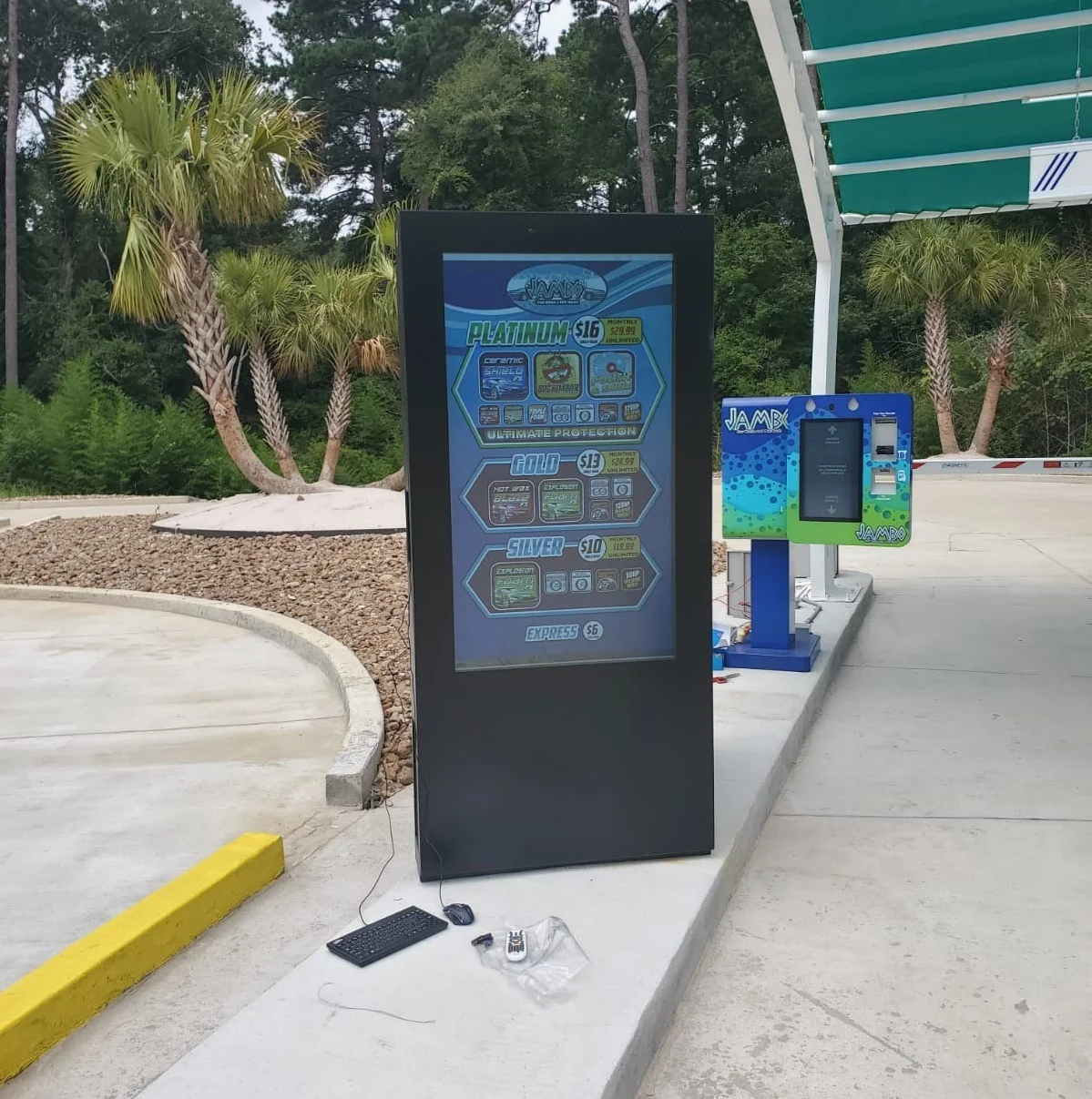 4K Outdoor TOTEM Sun readable standing bus station Digital Signage, 2500cd/m2 brightness