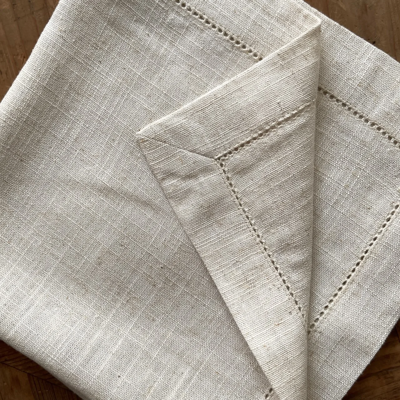 Elegant Europe Plain Dyed Linen Blend Hemstitched Mitered Corner Wide Edge Dinner Napkin for Home Restaurant Wedding and Hotel