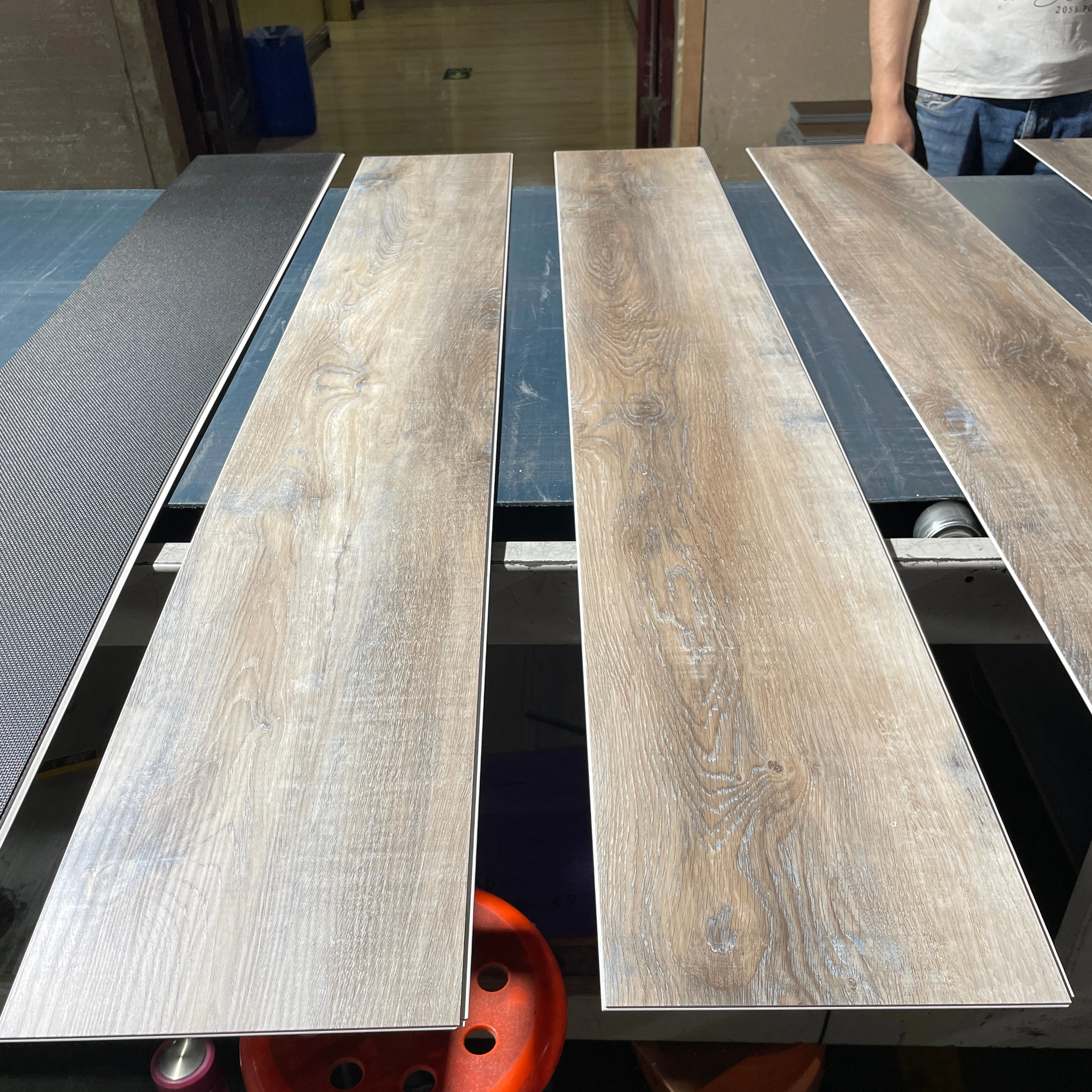 New Design easy install 4 5 6 mm Piso SPC Click Waterproof plastic pvc flooring for Home Office