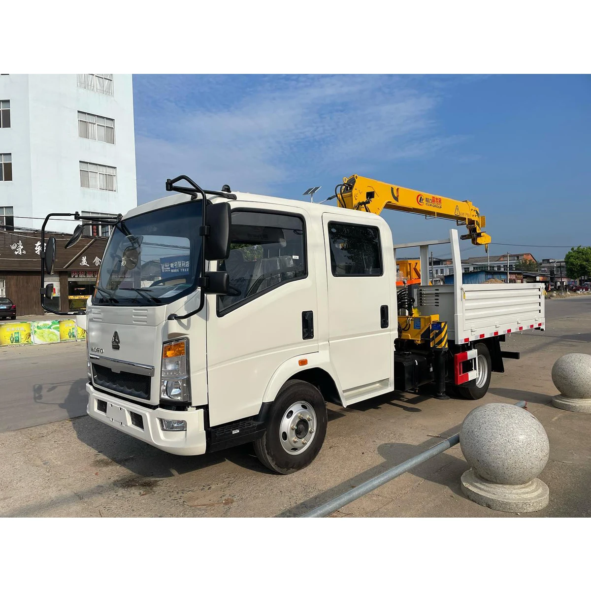 Sinotruk HOW 2 Row Cab  3.2tons Truck Mounted Hydraulic Crane Telescopic Boom Mounted on Truck