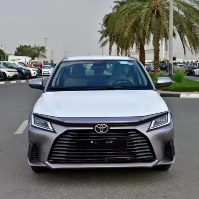 Отличные Доступные Подержанные автомобили TOYOTA YARIsS Y + 1 3 л 2024 модельного года бензиновые CVT серебристого цвета готовые к работе