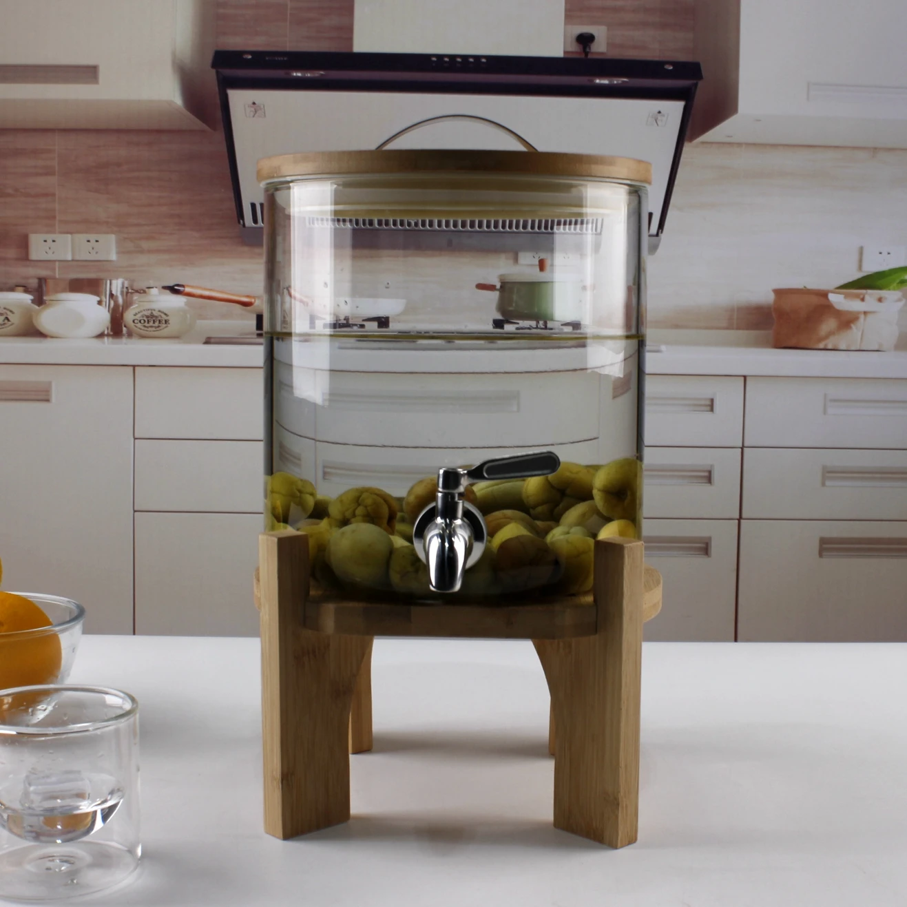 Newly-launched high-grade luxury ferment jar, wine and juice glass drink dispenser with bamboo  frame and bamboo  lid.