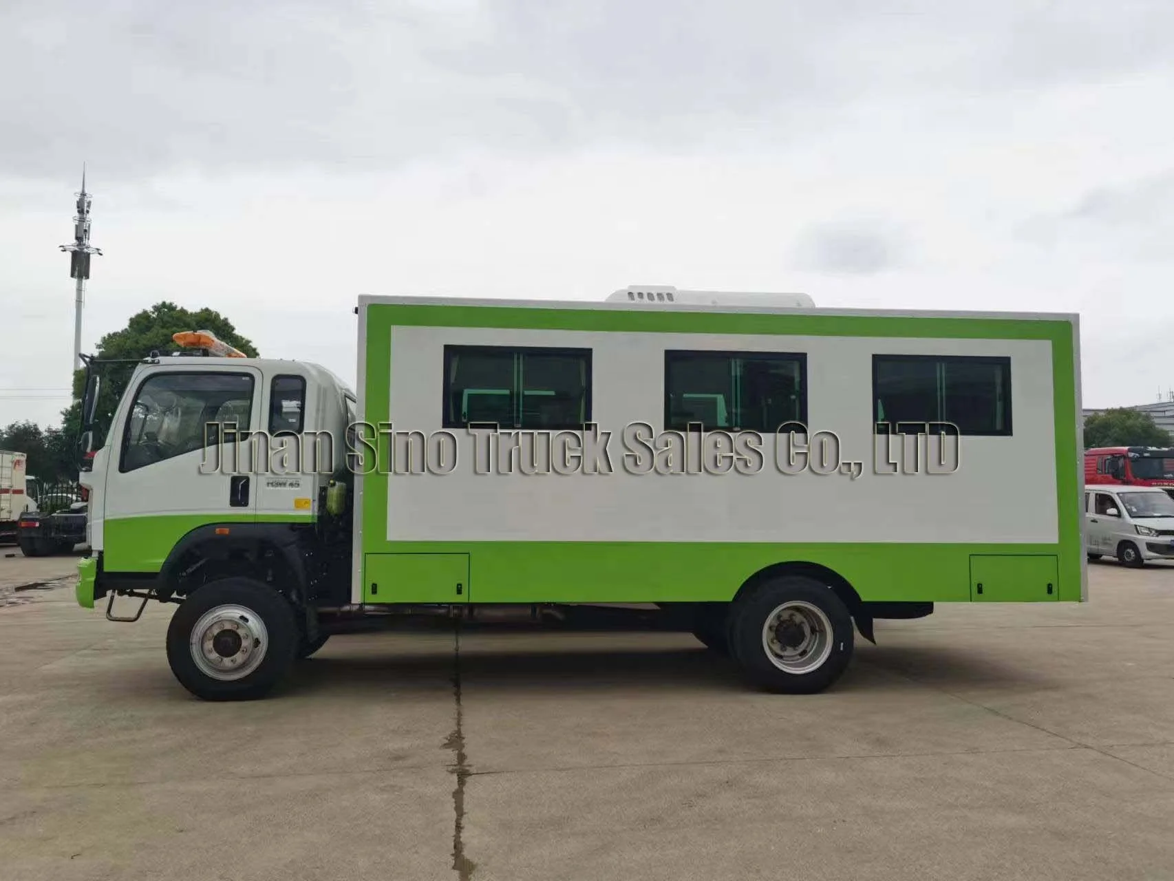 Brand New China Sinotruk Howo 4x4 Diesel all whee driving van truck for 20 seats passager delivery