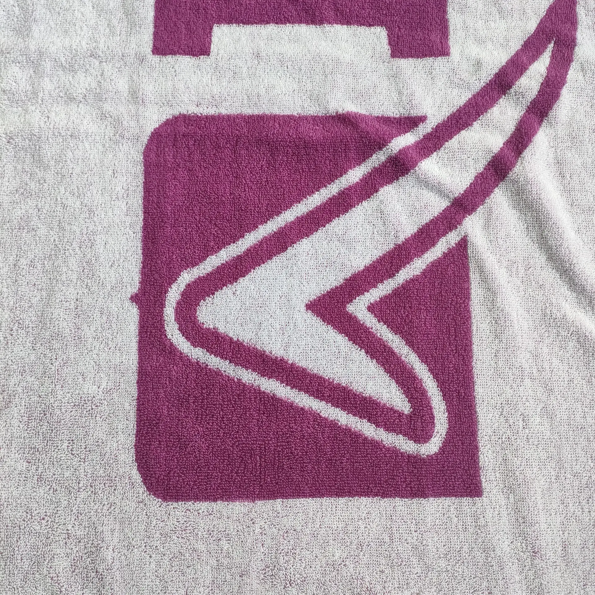 100% Cotton yarn-dyed jacquard high water absorption Clean and hygienic cotton beach towel custom beach towel