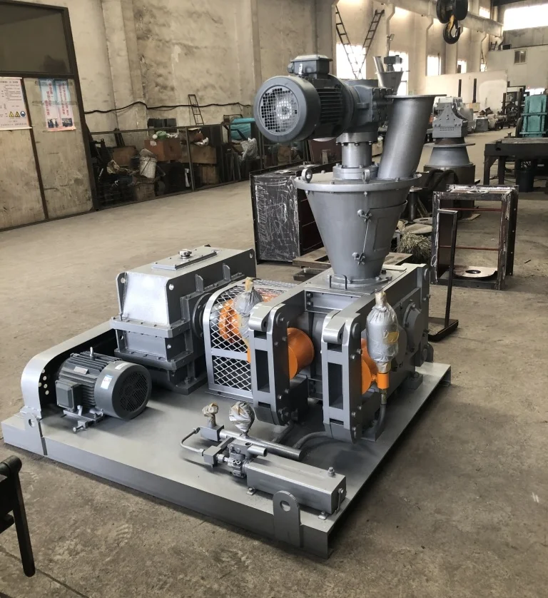 Chemical mineral fertilizer high pressure auger feeding double roller compaction for briquetting