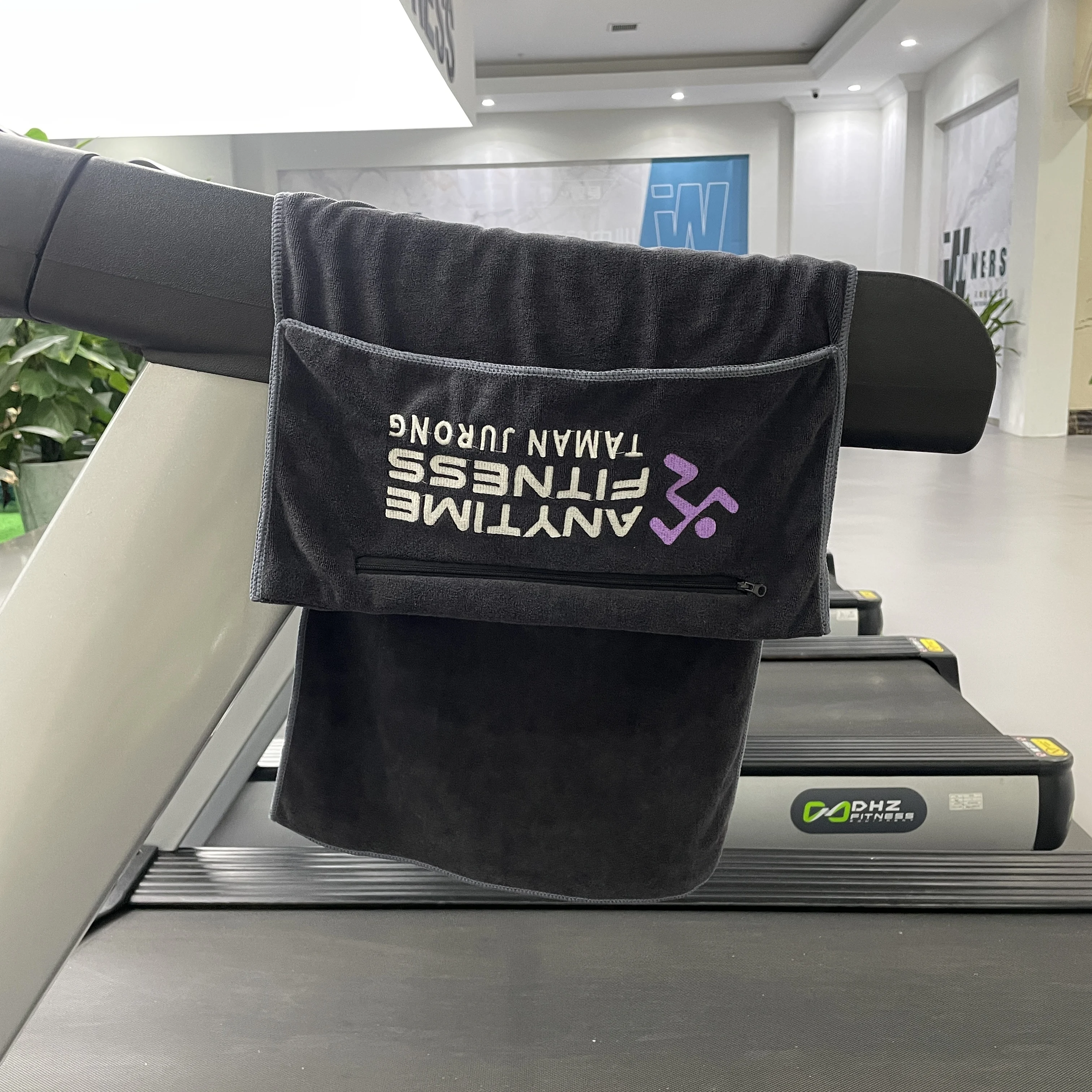 Fitness Towel 120 x 50 cm, Microfibre Sports Towel with Zip Pocket for Gym