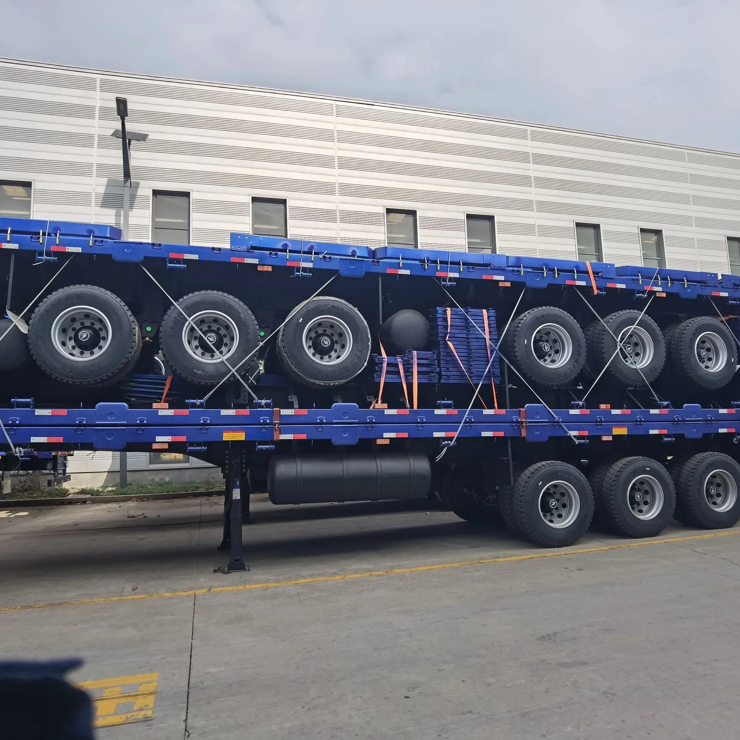 2024 High Quality Shipping 40ft Transport Container Flatbed Semi Trailer with Twistlock