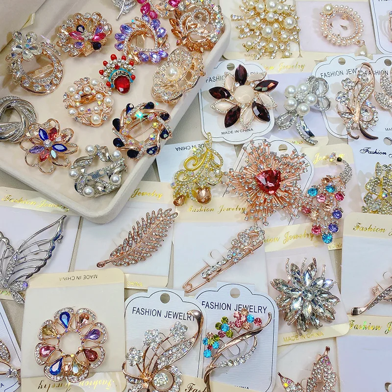 Wholesale Full Synthetic Quartz Brooch Pins Women Accessories 2023 Fashion Colorful Imitation Pearl Brooches And Flower Brooch P