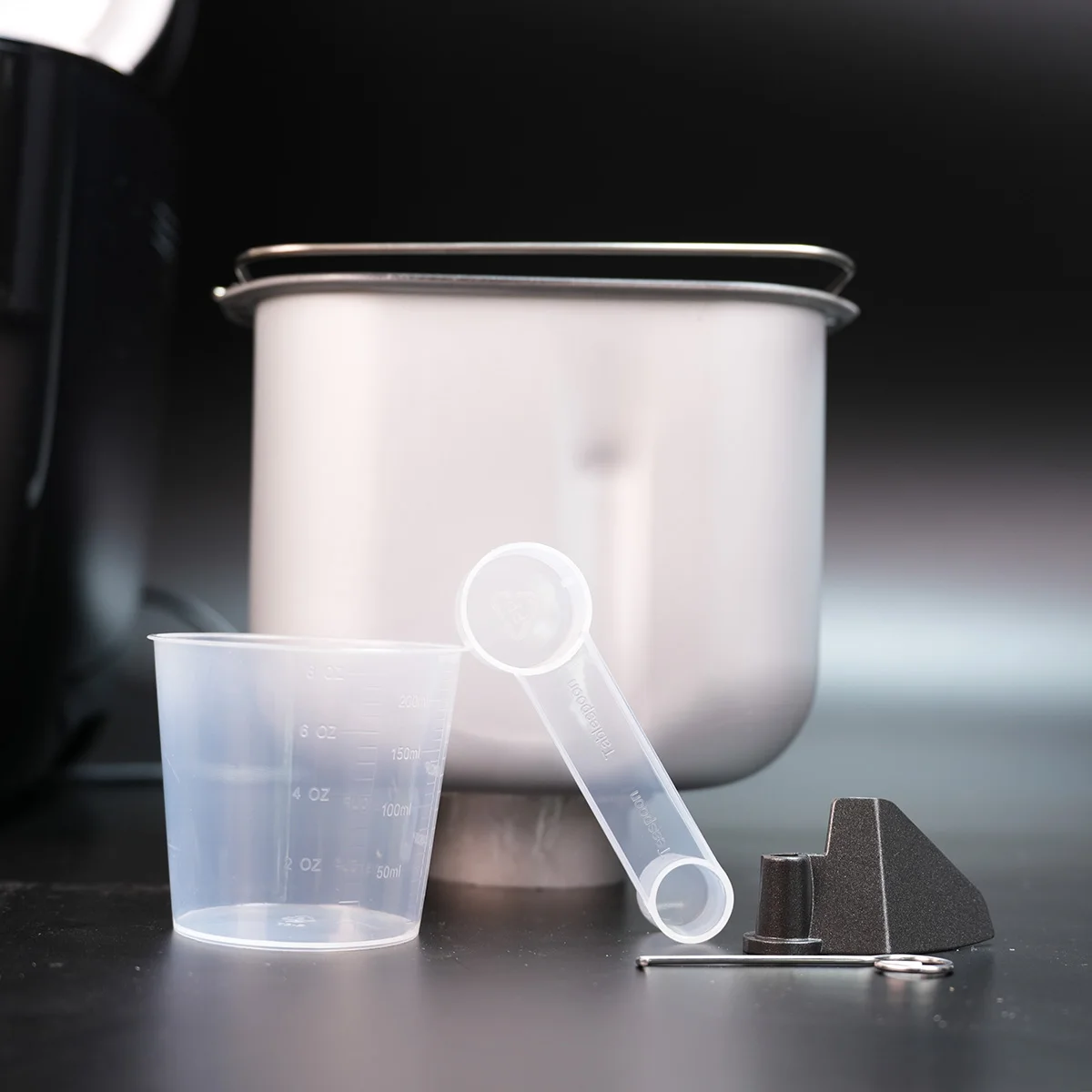 Bread Maker 2LBS 550W 120V 12 digital programs up to 5800g 3 crust options Warming Function, Time Delay