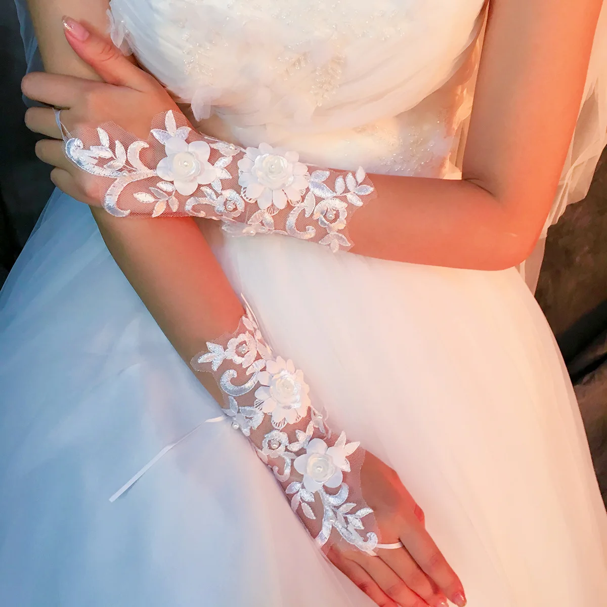 
Wholesale Bridal Wedding Gloves Computer Embroidered Fingerless Gloves Short Wedding Dress Summer Decorative Sleeves 