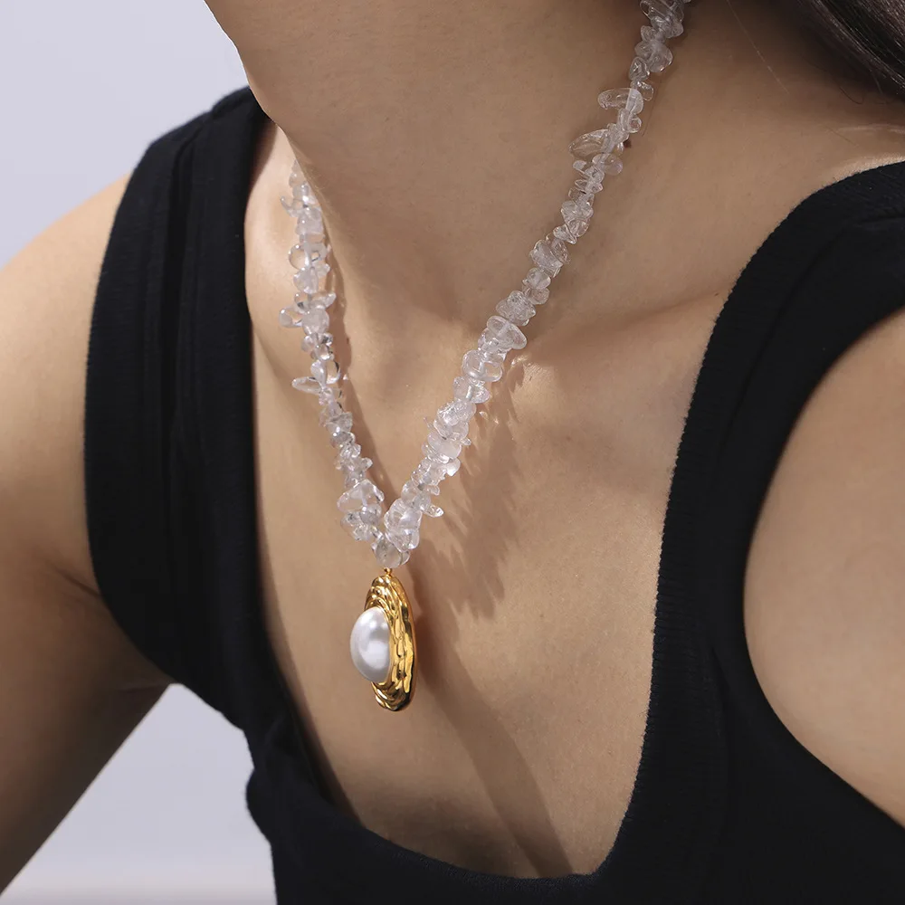 New French Fashion Ooval Titanium Steel Inlaid Pearl Pendant Gold-Plated Beaded Crystal Necklace