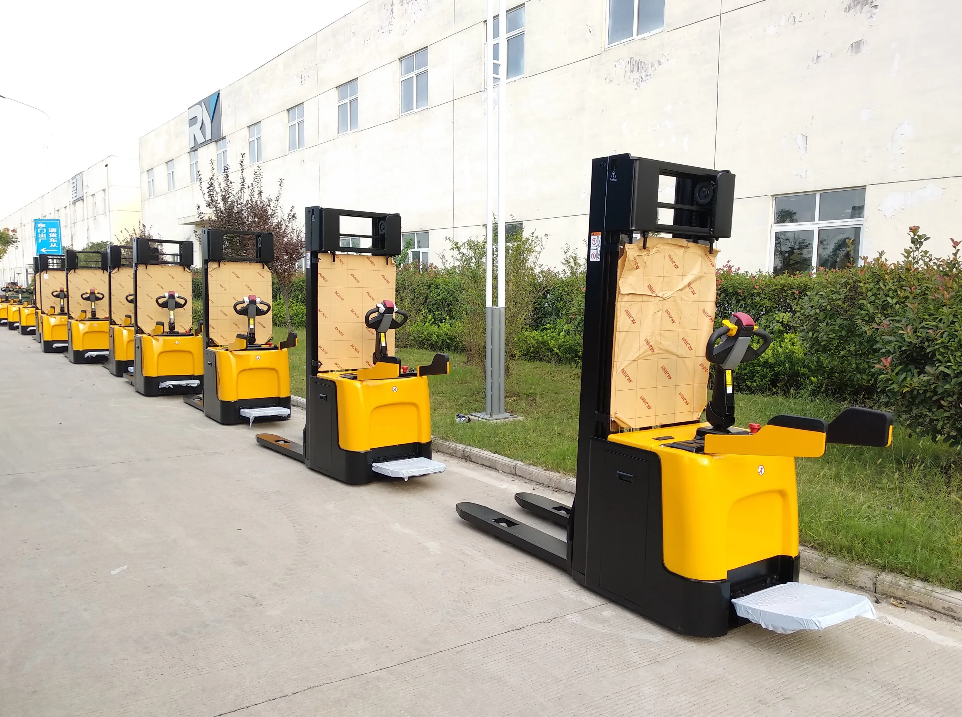 ROYAL 1.6 Ton 2 Ton 2.5 Ton Loading Capacity electric pallet truck  Electric Pallet Stackers