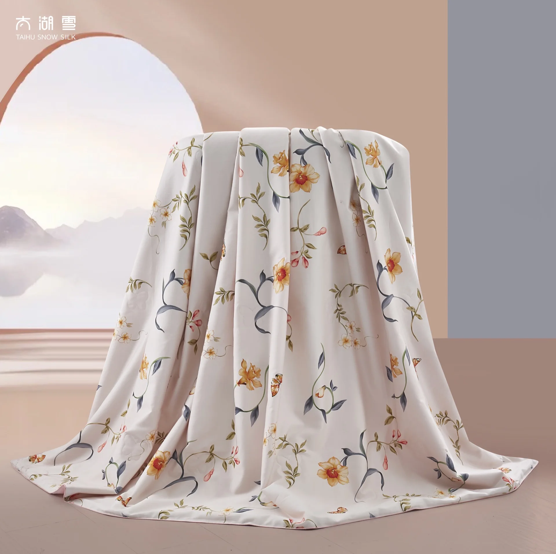 Luxury Comforter Filled with 100% Natural Long Strand Mulberry Silk for Summer