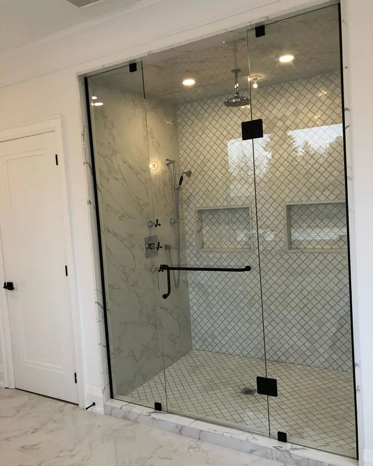 Стеклянные двери для душа без рамок гостиниц