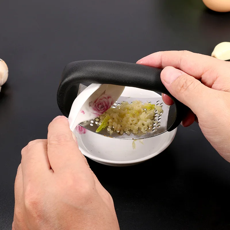 1pcs Stainless Steel Garlic Press Manual Garlic Mincer Chopping Garlic Tools arc Vegetable Kitchen Gadgets kitchen accessories