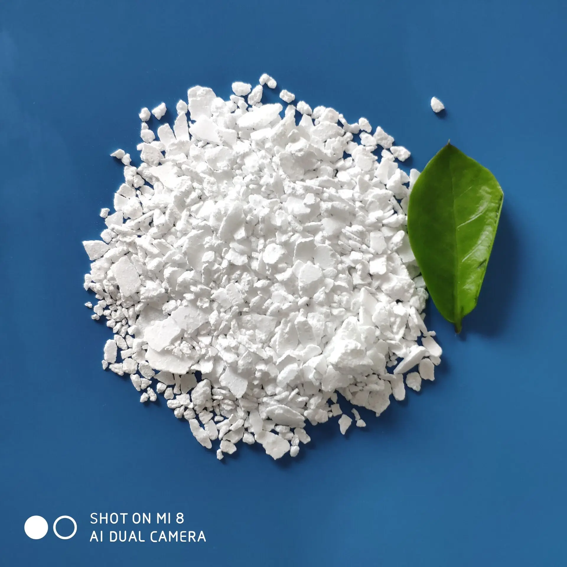 Высококачественные хлопья Cacl2 74 Лидер продаж белый хлорид кальция в виде хлопьев