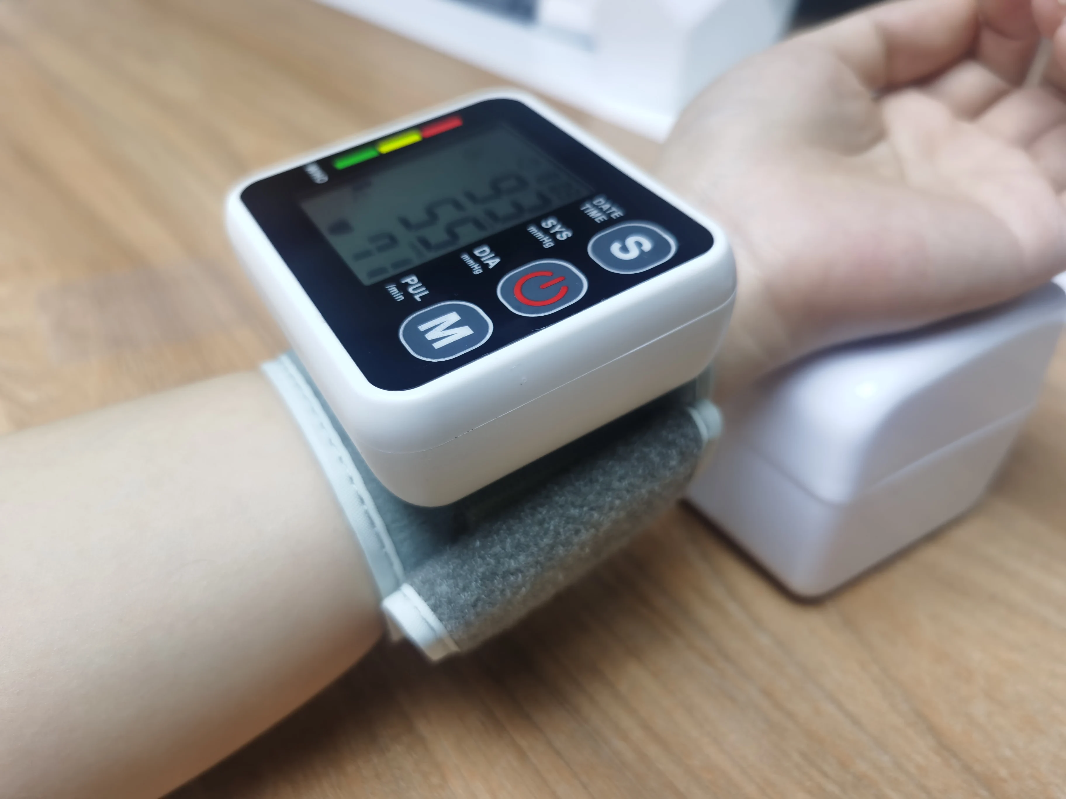 Home Family Healthcare Heart Rate Detector Voice Broadcast Digital Portable BP Machine Wrist Type Blood Pressure Monitor