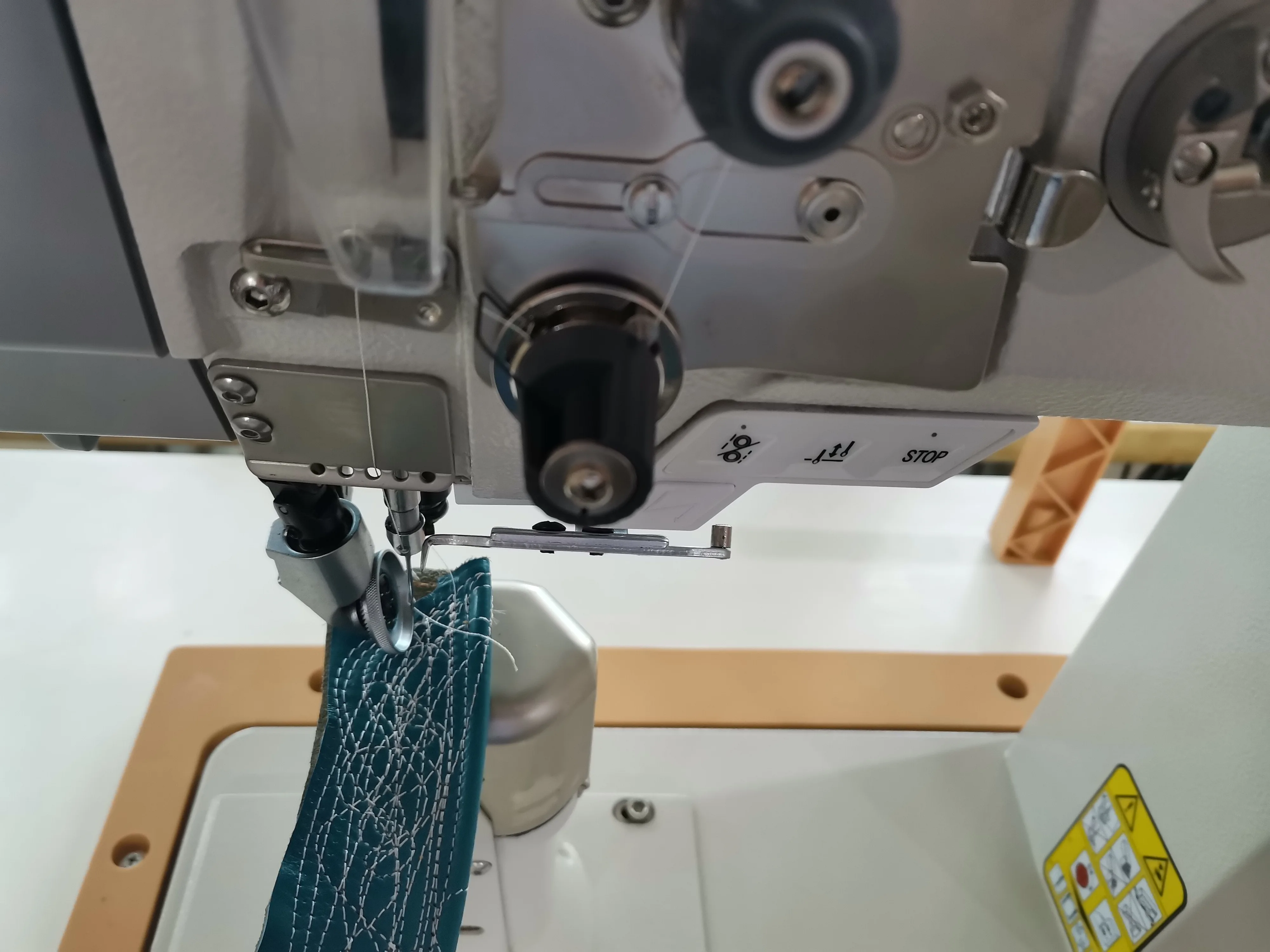 Bilgisayar Step Control Tek igne I ust Dikis Makinesi Yuksek Performansli