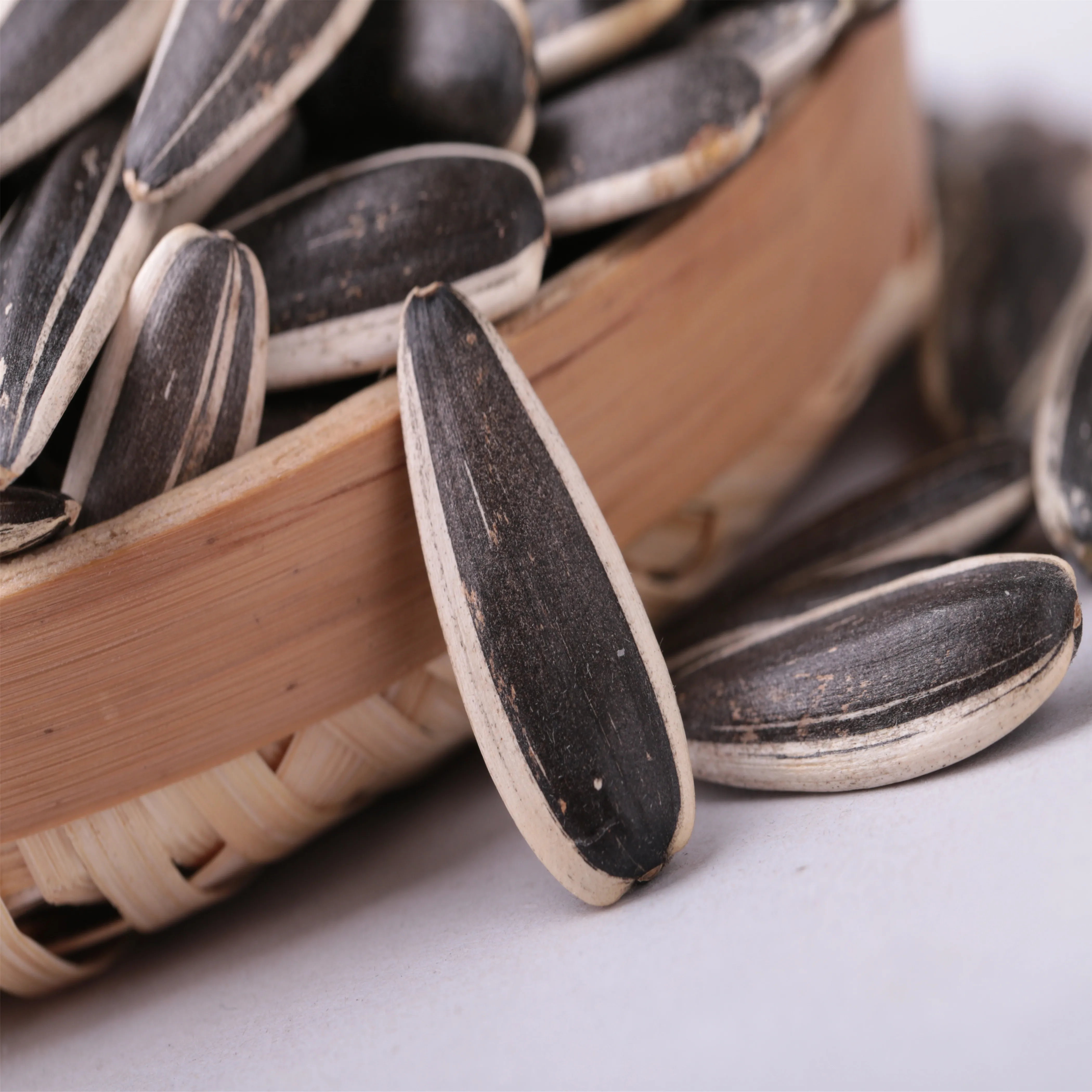 Market cheap fresh raw hybrid dried quality Assurance Factory Supplies sunflower seed bird food