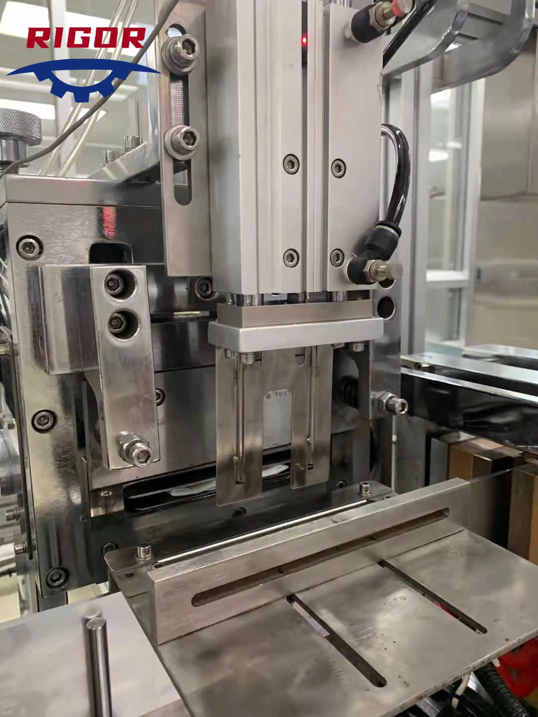 Automatic Wet Tissue Vertical Packing Machine Sterilized Wet Wipes Packing Machine