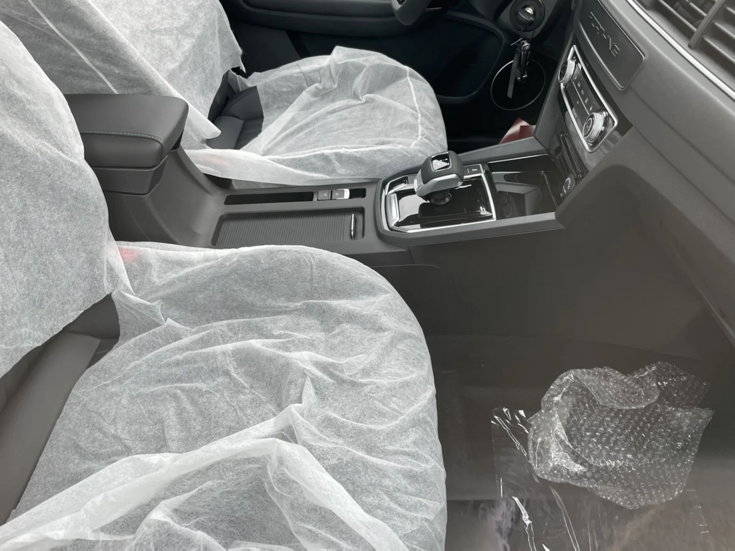 Hot Sale Dongfeng PHEV Sedan New Mini SUV with High Speed Light Interior Color Lithium Battery EV Model Rear Camera for Sale