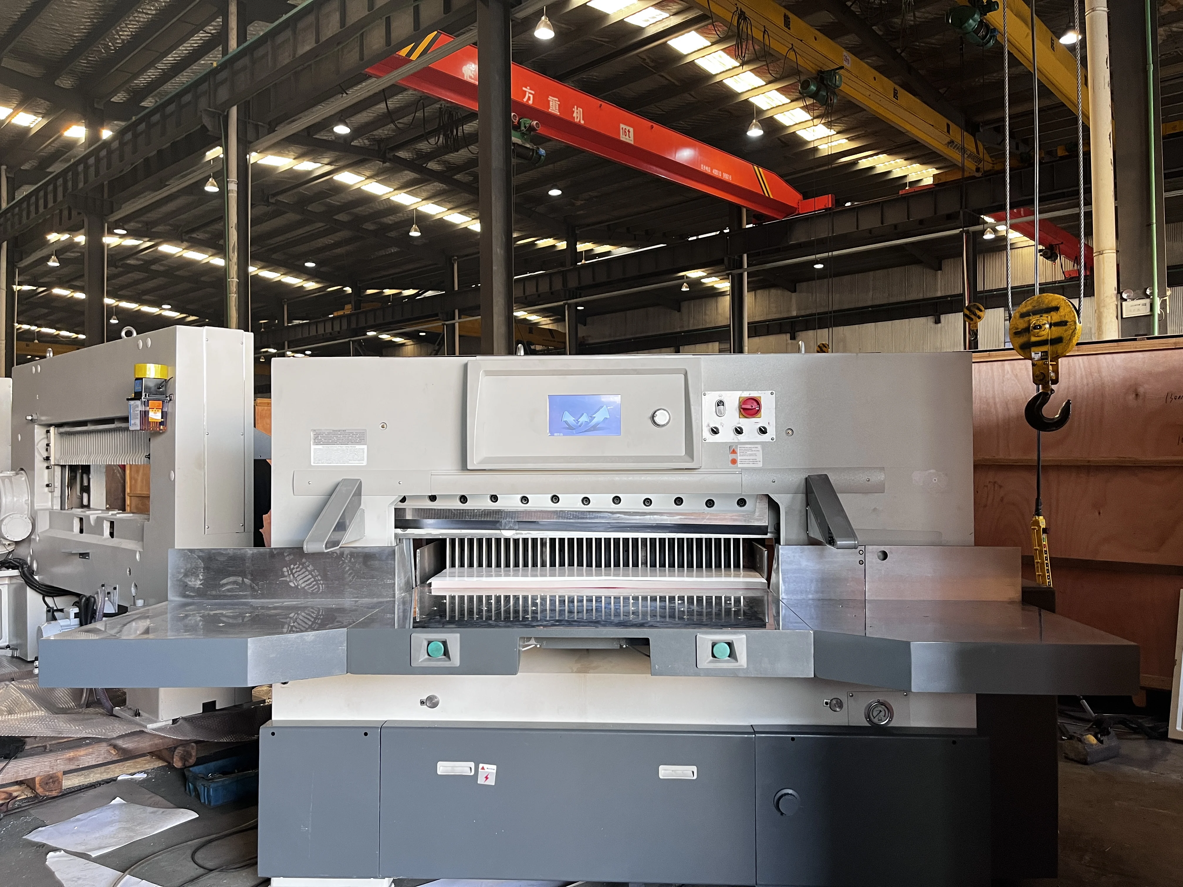 QZK-1640M10 Large Size Heavy Duty Industrial Double Hydraulic Paper Cutting Machine with 1640mm Automatic Paper Cutter Machine