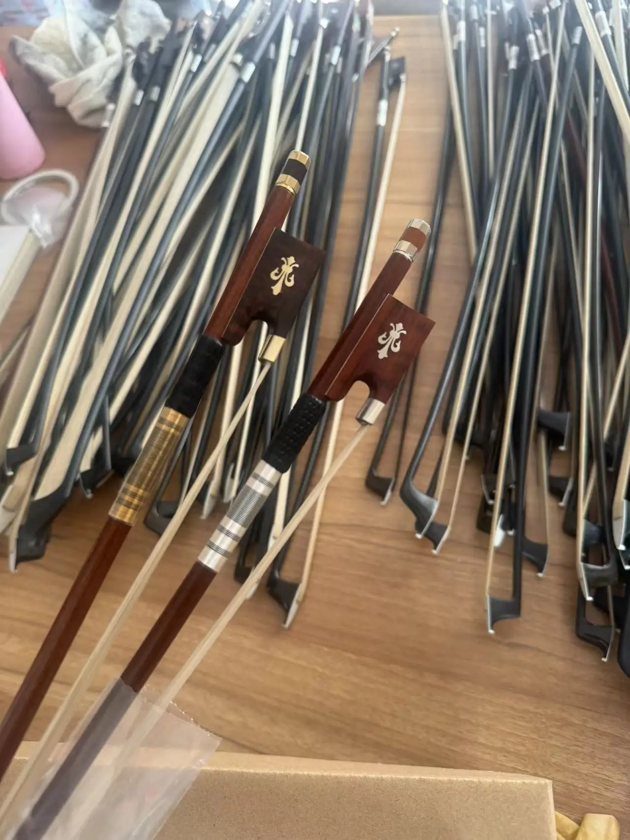 Professional Manufacturing Pernambuco Veneer Carbon Fiber Stick Violin Bow For Sale